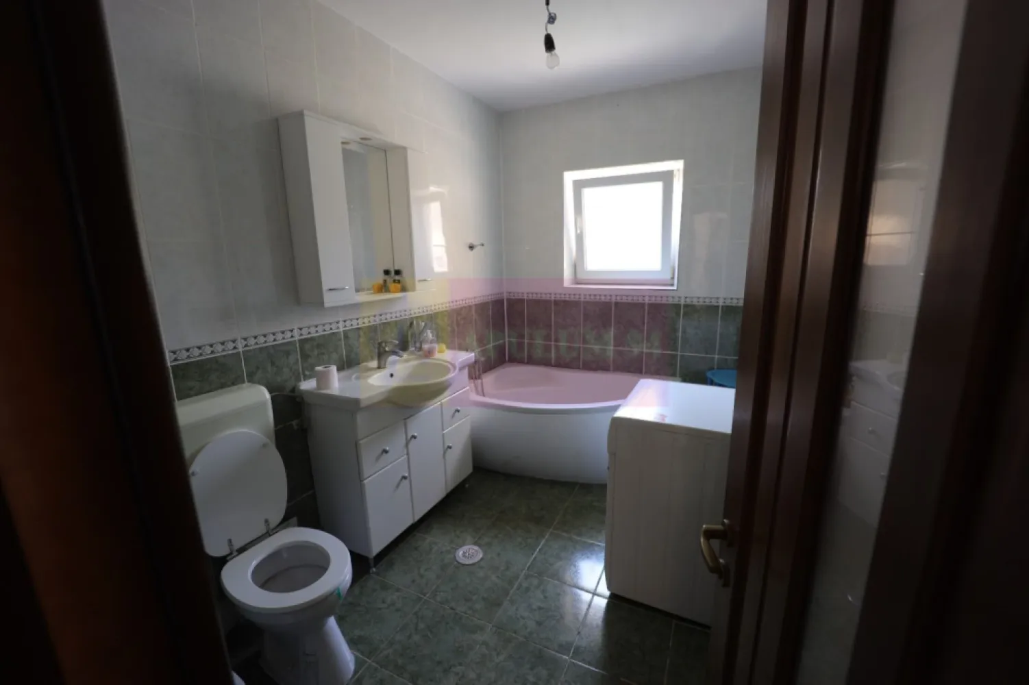 Vila Clinceni - Ciorogirlei. - Compania imobiliara Apulum 94 va propune spre inchiriere pe termen lung o vila situata in Clinceni- zona Putul Olteni. 
Vila este P+1+M, construita in 2007, cu o amprenta de 120 mp. Constructia este din beton si caramida, cu placa de beton peste parter, iar peste etaj are placa de beton pe jumatate din suprafata. 
Vila are 6 camere, 3 bai, 1 bucatarie, .
Este pretabila pentru locuit, birouri, clinica medicala, gradinita particulara, cazare in regim hotelier, etc. Se inchiriaza nemobilata. 
Daca vila se inchiriaza pentru business se aplica pretul de 1500 euro, iar daca se inchiriaza de persoana fizica pentru locuit pretul este de 1000 euro.
Este racordata la toate utilitatile: gaze, curent, apa, canal. Incalzirea se face cu centrala termica pe gaze si calorifere. 
Curtea libera este foarte generoasa- respectiv 2780 mp si permite amenajarea pentru aceste activitati sau pentru construirea de ateliere, service auto, spatii depozitare, piscina, sere, etc
Pentru vizionare si mai multe detalii nu ezitati sa ma contactati pe nr - 0733683446- Laura Ionescu.