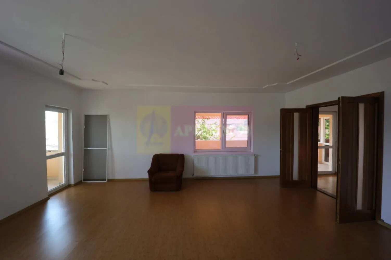 Vila Clinceni - Ciorogirlei. - Compania imobiliara Apulum 94 va propune spre inchiriere pe termen lung o vila situata in Clinceni- zona Putul Olteni. 
Vila este P+1+M, construita in 2007, cu o amprenta de 120 mp. Constructia este din beton si caramida, cu placa de beton peste parter, iar peste etaj are placa de beton pe jumatate din suprafata. 
Vila are 6 camere, 3 bai, 1 bucatarie, .
Este pretabila pentru locuit, birouri, clinica medicala, gradinita particulara, cazare in regim hotelier, etc. Se inchiriaza nemobilata. 
Daca vila se inchiriaza pentru business se aplica pretul de 1500 euro, iar daca se inchiriaza de persoana fizica pentru locuit pretul este de 1000 euro.
Este racordata la toate utilitatile: gaze, curent, apa, canal. Incalzirea se face cu centrala termica pe gaze si calorifere. 
Curtea libera este foarte generoasa- respectiv 2780 mp si permite amenajarea pentru aceste activitati sau pentru construirea de ateliere, service auto, spatii depozitare, piscina, sere, etc
Pentru vizionare si mai multe detalii nu ezitati sa ma contactati pe nr - 0733683446- Laura Ionescu.