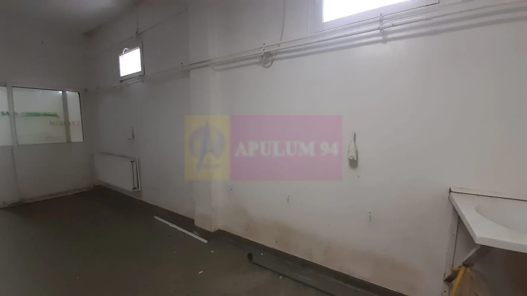 Spațiu producție, depozitare pretabil activități diverse - 10 minute de Metrou Eroii Revoluției, 4 minute de stația George Bacovia, adiacent din strada Nehoiași, avem un spațiu pretabil orice tip de activitate (depozitare, producție, cabinet veterinar, salon, service telefoane etc). Spațiul este situat într-o zonă liniștită de case-vile, traficul pietonal este redus și evident spațiul nu este unul cu vad comercial dar pentru cei care doresc să dezvolte un business pe termen lung se poate preta și pe activități comerciale nișate evident pe domeniul de activitate dorit. Accesul la spațiu se face din Șoseaua Giurgiului sau din arterele secundare - Pieptănari sau Toporași. Imobilul care se închiriază este format din 3 corpuri distincte de clădire, unul principal cu o înălțime de aproximativ 3ml care beneficiază de racord la toate utilitățile (inclusiv curent trifazic) și trei secundare (un corp de casă tip vagon cu înălțime sub 2,6ml și un garaj pe peste 25 mp și o hală de peste 45mp. Total suprafață utilă - 290mp+ anexe și teren curte ce se poate folosi pentru depozitare sau diverse activități. Pentru mai multe detalii și programarea de vizionări contactați pe domnul Daniel, Apulum94. Comisionul Apulum94 este de 50%+TVA din chiria aferentă unei luni. Proprietarul dorește chiria achitată în avans pentru o lună plus o Garanție egală cu valoarea chiriei unei luni (1+1).