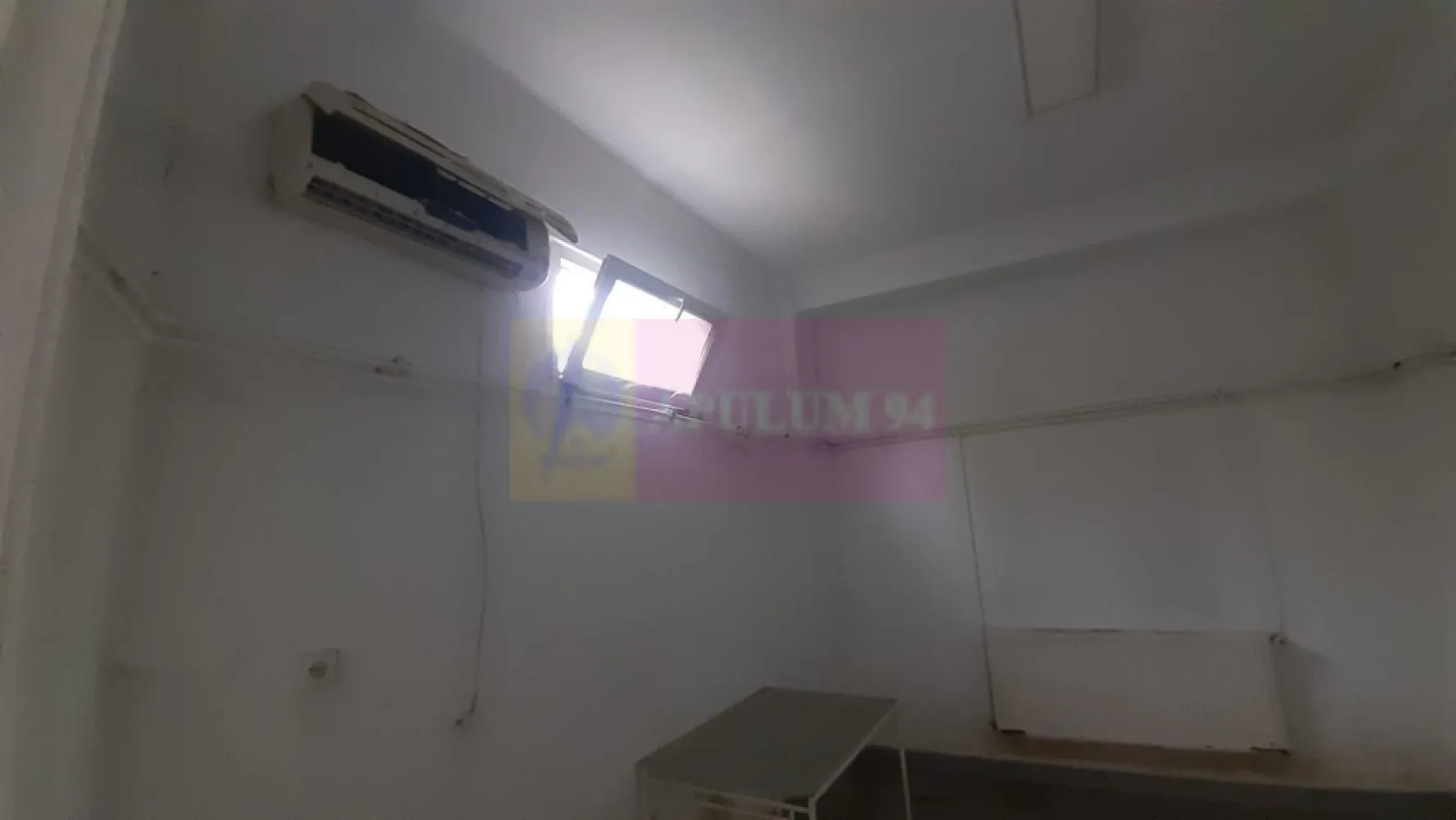 Spațiu producție, depozitare pretabil activități diverse - 10 minute de Metrou Eroii Revoluției, 4 minute de stația George Bacovia, adiacent din strada Nehoiași, avem un spațiu pretabil orice tip de activitate (depozitare, producție, cabinet veterinar, salon, service telefoane etc). Spațiul este situat într-o zonă liniștită de case-vile, traficul pietonal este redus și evident spațiul nu este unul cu vad comercial dar pentru cei care doresc să dezvolte un business pe termen lung se poate preta și pe activități comerciale nișate evident pe domeniul de activitate dorit. Accesul la spațiu se face din Șoseaua Giurgiului sau din arterele secundare - Pieptănari sau Toporași. Imobilul care se închiriază este format din 3 corpuri distincte de clădire, unul principal cu o înălțime de aproximativ 3ml care beneficiază de racord la toate utilitățile (inclusiv curent trifazic) și trei secundare (un corp de casă tip vagon cu înălțime sub 2,6ml și un garaj pe peste 25 mp și o hală de peste 45mp. Total suprafață utilă - 290mp+ anexe și teren curte ce se poate folosi pentru depozitare sau diverse activități. Pentru mai multe detalii și programarea de vizionări contactați pe domnul Daniel, Apulum94. Comisionul Apulum94 este de 50%+TVA din chiria aferentă unei luni. Proprietarul dorește chiria achitată în avans pentru o lună plus o Garanție egală cu valoarea chiriei unei luni (1+1).