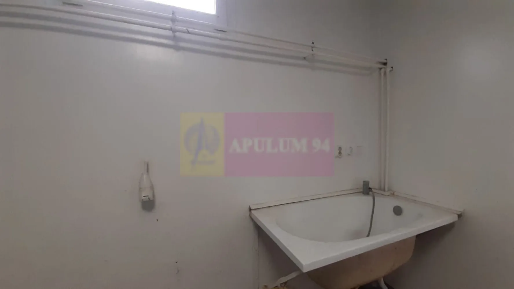 Spațiu producție, depozitare pretabil activități diverse - 10 minute de Metrou Eroii Revoluției, 4 minute de stația George Bacovia, adiacent din strada Nehoiași, avem un spațiu pretabil orice tip de activitate (depozitare, producție, cabinet veterinar, salon, service telefoane etc). Spațiul este situat într-o zonă liniștită de case-vile, traficul pietonal este redus și evident spațiul nu este unul cu vad comercial dar pentru cei care doresc să dezvolte un business pe termen lung se poate preta și pe activități comerciale nișate evident pe domeniul de activitate dorit. Accesul la spațiu se face din Șoseaua Giurgiului sau din arterele secundare - Pieptănari sau Toporași. Imobilul care se închiriază este format din 3 corpuri distincte de clădire, unul principal cu o înălțime de aproximativ 3ml care beneficiază de racord la toate utilitățile (inclusiv curent trifazic) și trei secundare (un corp de casă tip vagon cu înălțime sub 2,6ml și un garaj pe peste 25 mp și o hală de peste 45mp. Total suprafață utilă - 290mp+ anexe și teren curte ce se poate folosi pentru depozitare sau diverse activități. Pentru mai multe detalii și programarea de vizionări contactați pe domnul Daniel, Apulum94. Comisionul Apulum94 este de 50%+TVA din chiria aferentă unei luni. Proprietarul dorește chiria achitată în avans pentru o lună plus o Garanție egală cu valoarea chiriei unei luni (1+1).