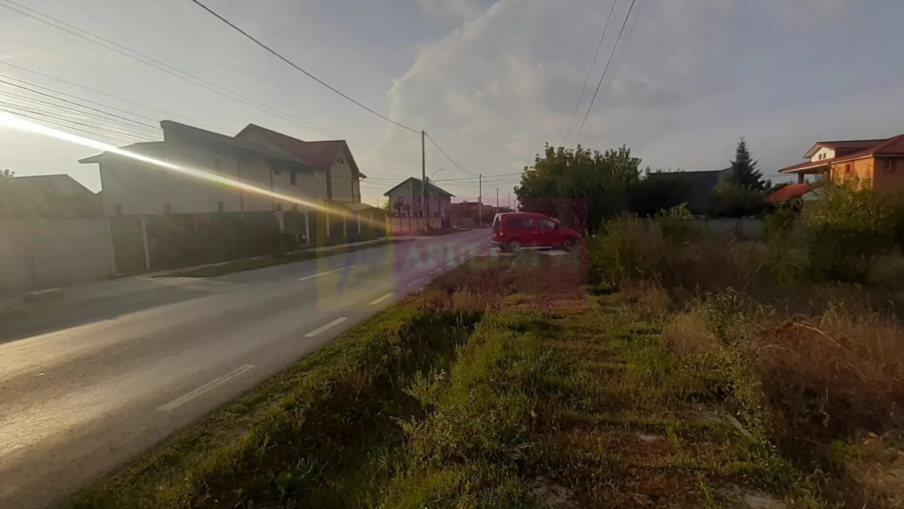 Teren foarte bun în 1 Decembrie Ilfov - 5000mp cu 25 de metri deschidere la Drum Principal în localitatea 1 Decembrie din județul Ilfov. Terenul este compus din 3 parcele alăturate plus o cale de acces, total 4 loturi de teren care se vând împreună. Zona este una de case-vile cu potențial bun pentru orice tip de construcție. Accesul la teren se face din Șoseaua Giurgiului prin Strada Liviu Rebreanu. Acest teren reprezintă o investiție sigură și o oportunitate deoarece în imediata apropiere a casei sunt două ansambluri rezidențiale iar la câteva sute de metri în plan secund sunt și câteva blocuri recent construite, utilitățile sunt lângă teren (apă, gaz și curent electric), perspectivele în ce privește utilizarea acestui teren sunt excelente. Pentru mai multe detalii și programarea de vizionări nu ezitați să mă conatactați, Daniel, Apulum94. Facilităm și achiziționarea prin credit ipotecar prin intermediul partenerilor, agenția imobiliară percepe un comision de 3% din prețul de tranzacționare și la vizionare se semnează contract de prestări servicii.