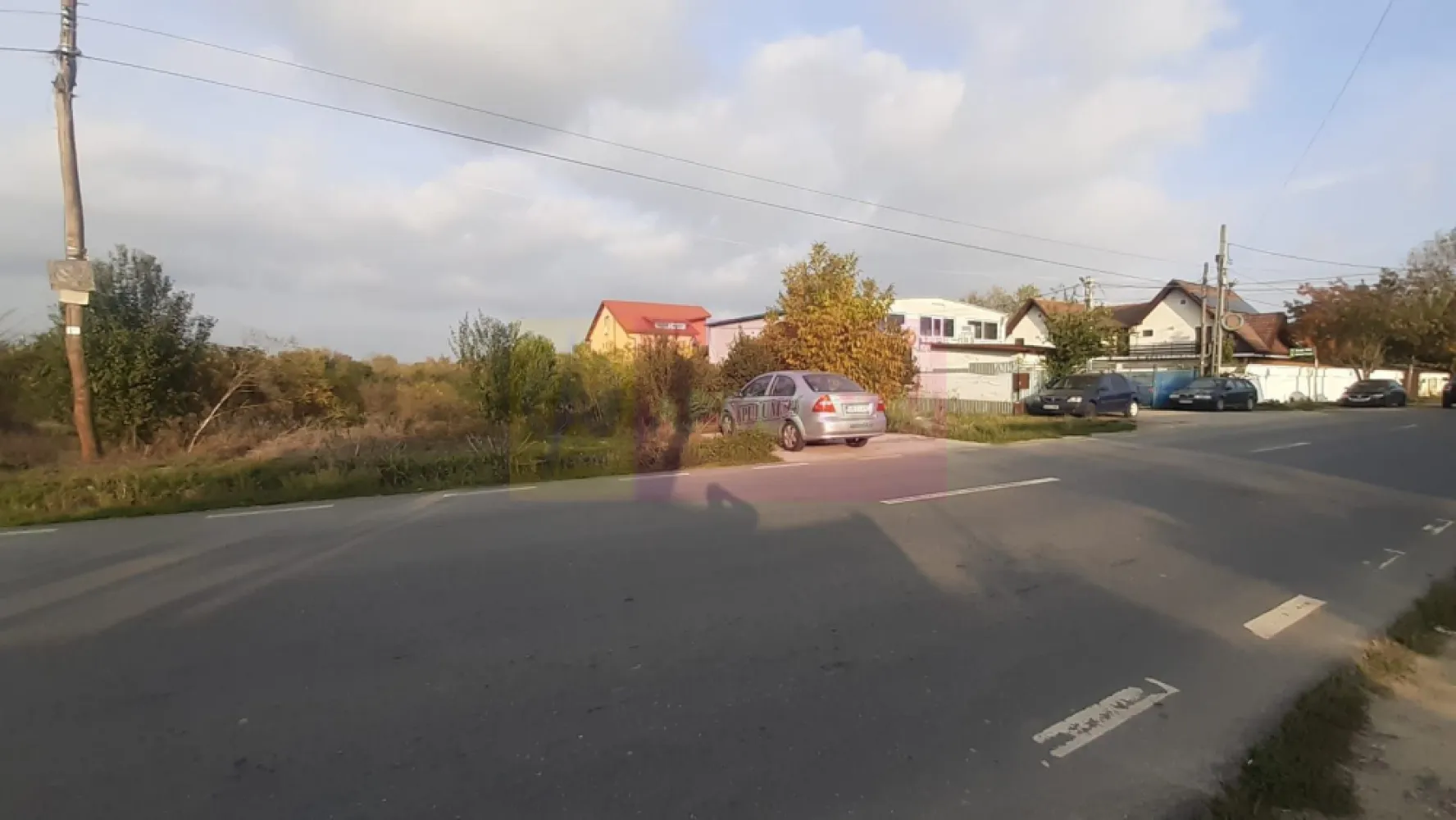 Teren foarte bun în 1 Decembrie Ilfov - 5000mp cu 25 de metri deschidere la Drum Principal în localitatea 1 Decembrie din județul Ilfov. Terenul este compus din 3 parcele alăturate plus o cale de acces, total 4 loturi de teren care se vând împreună. Zona este una de case-vile cu potențial bun pentru orice tip de construcție. Accesul la teren se face din Șoseaua Giurgiului prin Strada Liviu Rebreanu. Acest teren reprezintă o investiție sigură și o oportunitate deoarece în imediata apropiere a casei sunt două ansambluri rezidențiale iar la câteva sute de metri în plan secund sunt și câteva blocuri recent construite, utilitățile sunt lângă teren (apă, gaz și curent electric), perspectivele în ce privește utilizarea acestui teren sunt excelente. Pentru mai multe detalii și programarea de vizionări nu ezitați să mă conatactați, Daniel, Apulum94. Facilităm și achiziționarea prin credit ipotecar prin intermediul partenerilor, agenția imobiliară percepe un comision de 3% din prețul de tranzacționare și la vizionare se semnează contract de prestări servicii.