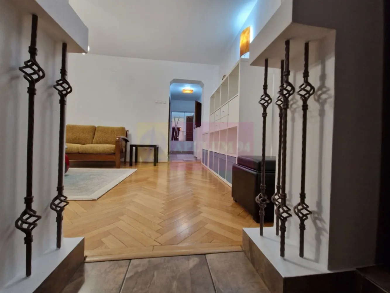 Apartament 2 camere Bd Eroilor- Academia Militara. - Compania imobiliara Apulum 94 va propune un apartament de 2 camere situat pe bd.Eroilor, stradal ,in apropiere de Academia Militara,. 
Apartamentul este la etajul 3/4, semidecomandat, cu vedere fata (bulevard), renovat complet,instalatie sanitara cupru,instalatie electrica cupru, parchet stejar masiv) ,usa metalica ,usi interior din lemn masiv(ramin),termopane 6 camere de transfer ,aer conditionat.
Apartamentul este mobilat si utilat in totalitate si este liber putand fi predat imediat. 
Pentru vizionare si mai multe detalii nu ezitati sa ma contactati pe nr 0733683446- Laura Ionescu.