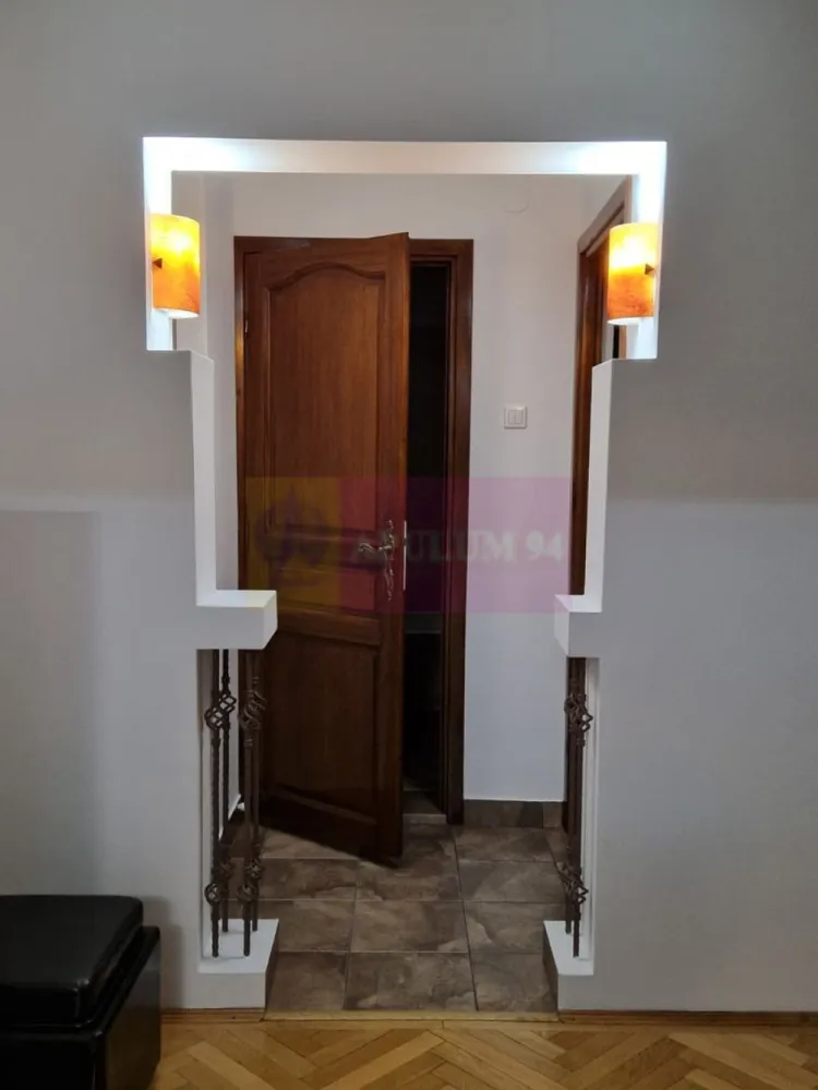 Apartament 2 camere Bd Eroilor- Academia Militara. - Compania imobiliara Apulum 94 va propune un apartament de 2 camere situat pe bd.Eroilor, stradal ,in apropiere de Academia Militara,. 
Apartamentul este la etajul 3/4, semidecomandat, cu vedere fata (bulevard), renovat complet,instalatie sanitara cupru,instalatie electrica cupru, parchet stejar masiv) ,usa metalica ,usi interior din lemn masiv(ramin),termopane 6 camere de transfer ,aer conditionat.
Apartamentul este mobilat si utilat in totalitate si este liber putand fi predat imediat. 
Pentru vizionare si mai multe detalii nu ezitati sa ma contactati pe nr 0733683446- Laura Ionescu.