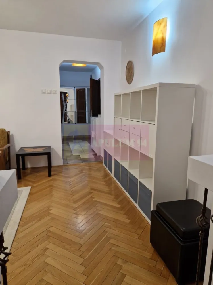Apartament 2 camere Bd Eroilor- Academia Militara. - Compania imobiliara Apulum 94 va propune un apartament de 2 camere situat pe bd.Eroilor, stradal ,in apropiere de Academia Militara,. 
Apartamentul este la etajul 3/4, semidecomandat, cu vedere fata (bulevard), renovat complet,instalatie sanitara cupru,instalatie electrica cupru, parchet stejar masiv) ,usa metalica ,usi interior din lemn masiv(ramin),termopane 6 camere de transfer ,aer conditionat.
Apartamentul este mobilat si utilat in totalitate si este liber putand fi predat imediat. 
Pentru vizionare si mai multe detalii nu ezitati sa ma contactati pe nr 0733683446- Laura Ionescu.
