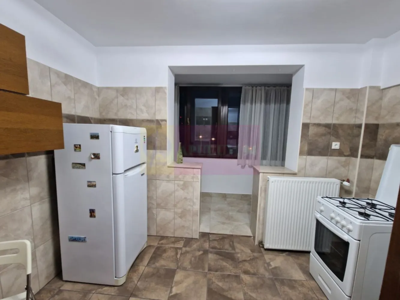 Apartament 2 camere Bd Eroilor- Academia Militara. - Compania imobiliara Apulum 94 va propune un apartament de 2 camere situat pe bd.Eroilor, stradal ,in apropiere de Academia Militara,. 
Apartamentul este la etajul 3/4, semidecomandat, cu vedere fata (bulevard), renovat complet,instalatie sanitara cupru,instalatie electrica cupru, parchet stejar masiv) ,usa metalica ,usi interior din lemn masiv(ramin),termopane 6 camere de transfer ,aer conditionat.
Apartamentul este mobilat si utilat in totalitate si este liber putand fi predat imediat. 
Pentru vizionare si mai multe detalii nu ezitati sa ma contactati pe nr 0733683446- Laura Ionescu.