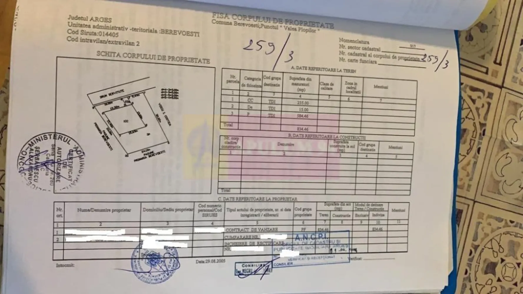 teren de vz in Berevoiesti / AG ( zona pensiunii Perla Rausor) - Compania imobiliara Apulum94 are placerea de a va propune spre vanzare un teren situat in comuna Berevoiesti / Arges, aflat intr-o zona verde cu aer curat la 50 de metri de piriul Riusor care izvoraste din Muntii Iezer - Papusa.

Zona ofera multiple oportunitati turistice, terenul fiind situat in proximitatea pensiunii Perla Rausor, terenul este intravilan , construibil si poate beneficia in apropiere de toate utilitatile disponibile : apa gaz si curent electric.

In zona se afla multe pensiuni , pastravarii si casa de vinatoare din zona Bratia - Riusor intre localitatile Cimpulung Muscel si Curtea de Arges.

Cu o deschidere de 29 ml, terenul de 834 mp este drept, usor de amenajat si perfect pentru o locuinta de vis, o cabana rustica sau o investitie in turism. 

Avantajele esentiale sunt: un cadru natural spectaculos si oportunitati multiple. Sintetizez cateva oportunitati mai jos:
- Casa sau cabana de vacanta 
- Camping - atractie pentru turistii iubitori de aventura;
- Parcare pentru rulote si autorulote 
- Pensiune sau casute de inchiriat 

Amintesc cateva atractii turistice de neratat in apropiere:
_ Canionul Valea lui Stan - o experienta spectaculoasa pentru iubitorii de drumetii; Cascada Capra - una dintre cele mai frumoase cascade din Romania; Manastirea Aninoasa, Manastirea Slanic, Manastirea Corbii de Piatra; Manastirea Curtea de Arges; Cetatea Poienari - legendarul refugiu al lui Vlad Țepes; Cascada Șapte Izvoare (Muntii Bucegi) ; Cheile Brateiului (Muntii Bucegi) - peisaje salbatice si trasee de poveste; Lacul Satic - perfect pentru relaxare si pescuit; Barajul si Lacul Vidraru; Varful Moldoveanu - cel mai inalt varf din Romania; Pestera Dambovicioara; Castrul Roman Campulung - Jidova - o pagina de istorie la fiecare pas.

Aceasta poate fi investitia ta intr-un colt de paradis! 

Va invitam la vizionare pentru a simti farmecul acestui loc, cu 0% comision la cumparator!

Pentru mai multe detalii despre oferta prezentata sau alte oferte similare, astept cu maxim interes sa ma contactati la numarul de telefon din anunt sau pe Whatsapp

Cu respect,

Aurelian Popescu / 0733.683.456
Apulum94 - Un partener de cursa lunga!