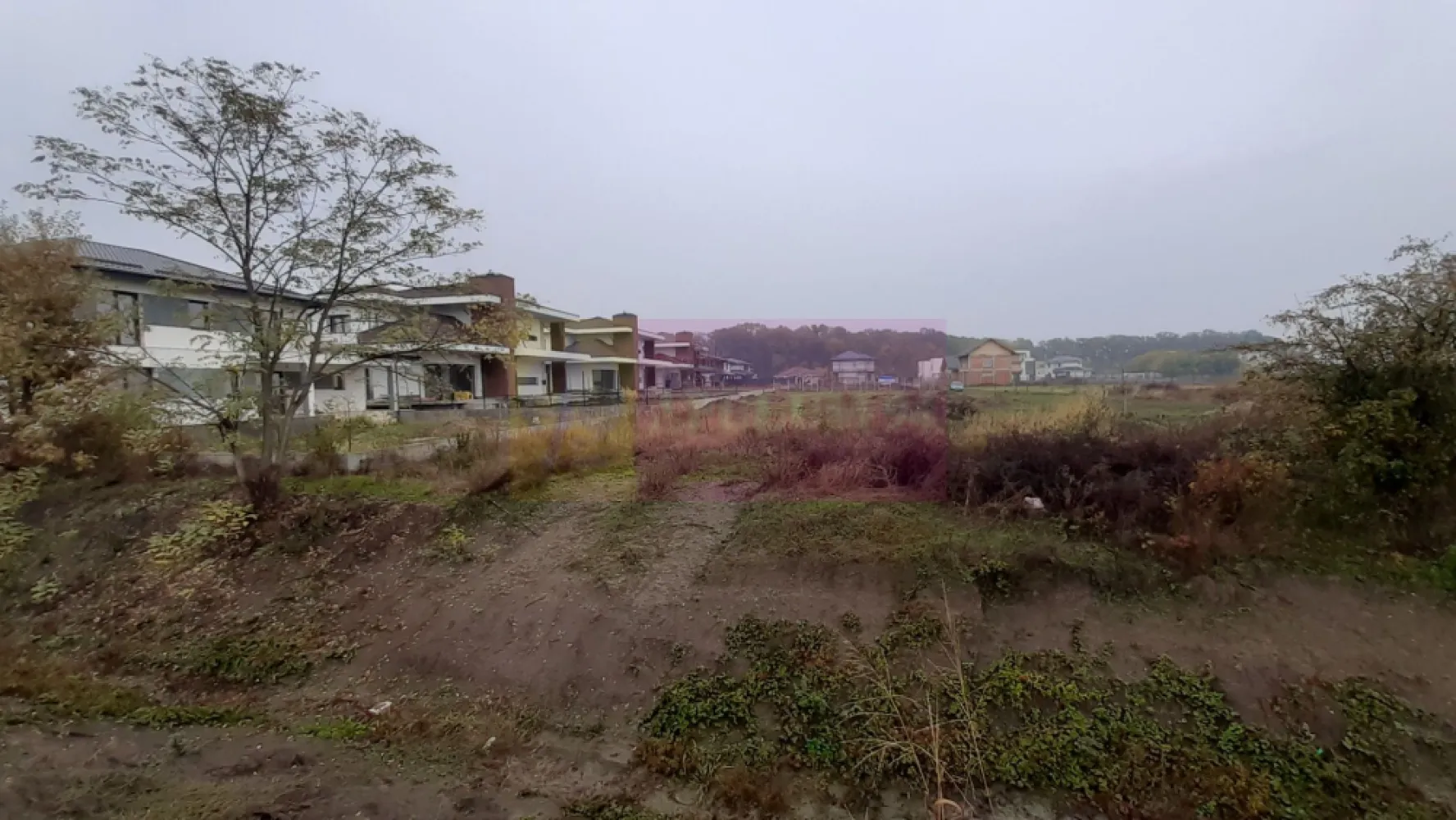 Teren Corbeanca în zona Cantonului aproape de A0 - Vă propun spre cumpărare un teren compact de 5000 mp situat la nici 500 ml de A0 și la 180ml de Pădurea Corbeanca. Terenul se află în imediata apropiere a unei zone rezidențiale și reprezintă o foarte bună opțiune pentru investiție. Zona în care se află terenul datorită amplasamentului oferă perspective extrem de interesante, între teren și casele noi, unități locative realmente superbe, sunt doar 10-15 ml liniari, între teren și pădure sunt 180ml, între teren și Strada Cantonului, stradă asfaltată sunt mai puțin de 150ml, din strada Cantonului spre teren se fac 2 străzi care se opresc la nici 10 metri de teren. Configurația terenului este extraordinară, este un teren cu deschidere de 153ml la drum viitor, adâncimea fiind de aproximativ 30ml. Suntem ca amplasament între Otopeni și Paradisul Verde, la 7-8 minute de Galeria de Automobile Țiriac. Dezvoltarea rezidențială din zonă a ajuns în acest moment vecină la propriu cu terenul. La momentul actual de la teren până la Therme București se fac 8 minute iar până la Băneasa Shopping City se fac 15 minute. Odată cu darea în folosință A0 pâna la Therme se va face 5 minute maxim, accesul de la teren spre orice locație fiind optimizat considerabil. În acest moment terenul este în EXTRAVILAN ceea ce înseamnă că achiziția presupune respectarea procedurii de preemțiune. Cei interesați de acest teren sunt rugați să ia legătura cu reprezentantul Apulum94 în vederea stabilirii pașilor necesari. Pentru mai multe detalii și informații nu ezitați să ne contactați.