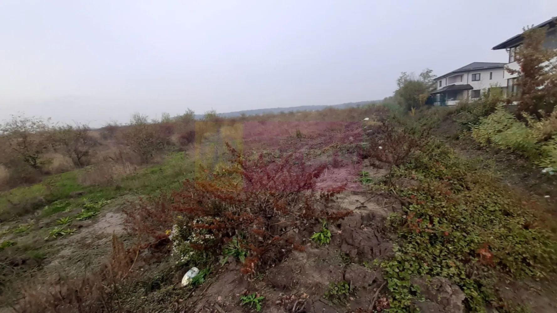 Teren Corbeanca în zona Cantonului aproape de A0 - Vă propun spre cumpărare un teren compact de 5000 mp situat la nici 500 ml de A0 și la 180ml de Pădurea Corbeanca. Terenul se află în imediata apropiere a unei zone rezidențiale și reprezintă o foarte bună opțiune pentru investiție. Zona în care se află terenul datorită amplasamentului oferă perspective extrem de interesante, între teren și casele noi, unități locative realmente superbe, sunt doar 10-15 ml liniari, între teren și pădure sunt 180ml, între teren și Strada Cantonului, stradă asfaltată sunt mai puțin de 150ml, din strada Cantonului spre teren se fac 2 străzi care se opresc la nici 10 metri de teren. Configurația terenului este extraordinară, este un teren cu deschidere de 153ml la drum viitor, adâncimea fiind de aproximativ 30ml. Suntem ca amplasament între Otopeni și Paradisul Verde, la 7-8 minute de Galeria de Automobile Țiriac. Dezvoltarea rezidențială din zonă a ajuns în acest moment vecină la propriu cu terenul. La momentul actual de la teren până la Therme București se fac 8 minute iar până la Băneasa Shopping City se fac 15 minute. Odată cu darea în folosință A0 pâna la Therme se va face 5 minute maxim, accesul de la teren spre orice locație fiind optimizat considerabil. În acest moment terenul este în EXTRAVILAN ceea ce înseamnă că achiziția presupune respectarea procedurii de preemțiune. Cei interesați de acest teren sunt rugați să ia legătura cu reprezentantul Apulum94 în vederea stabilirii pașilor necesari. Pentru mai multe detalii și informații nu ezitați să ne contactați.