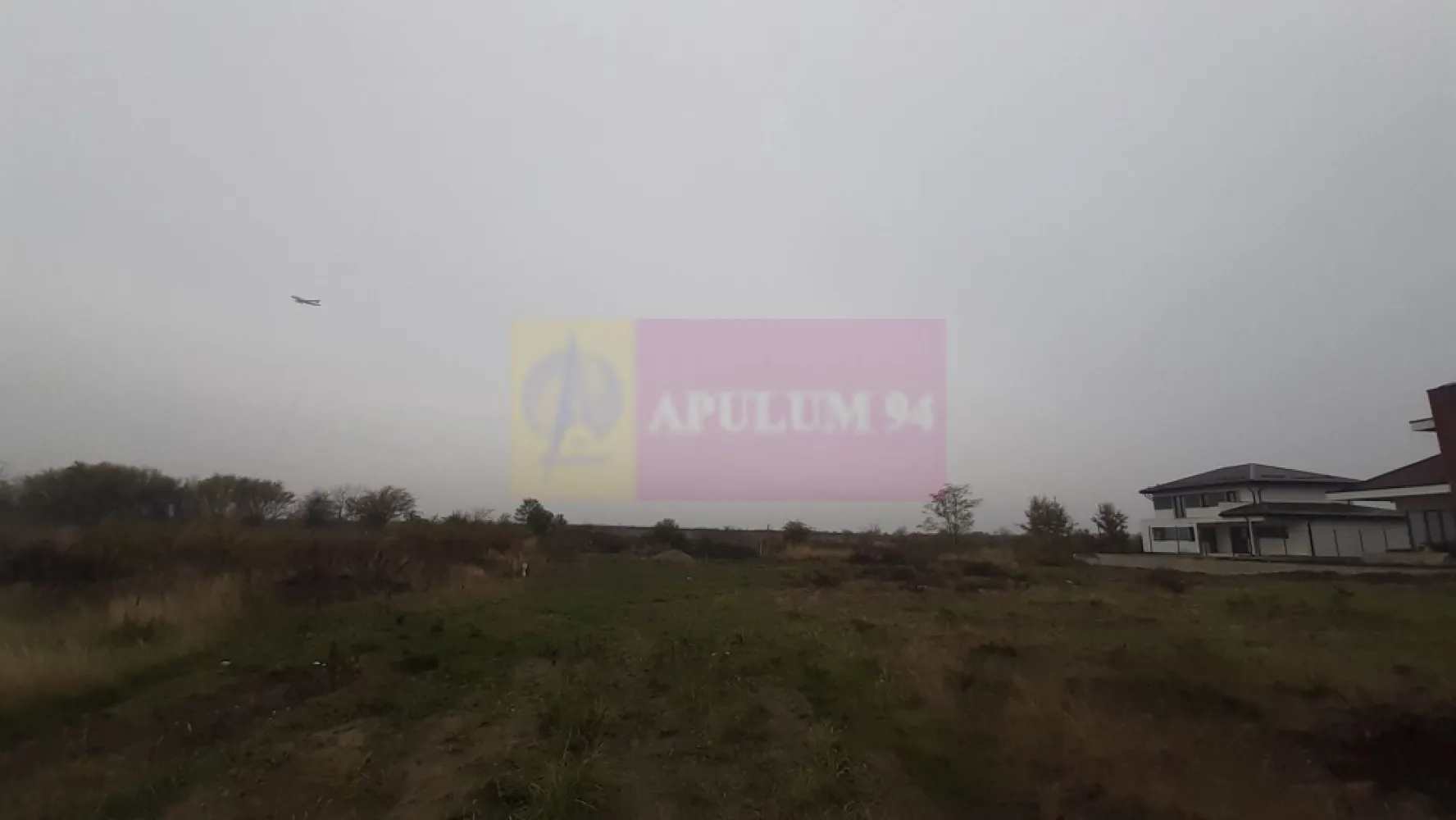 Teren Corbeanca în zona Cantonului aproape de A0 - Vă propun spre cumpărare un teren compact de 5000 mp situat la nici 500 ml de A0 și la 180ml de Pădurea Corbeanca. Terenul se află în imediata apropiere a unei zone rezidențiale și reprezintă o foarte bună opțiune pentru investiție. Zona în care se află terenul datorită amplasamentului oferă perspective extrem de interesante, între teren și casele noi, unități locative realmente superbe, sunt doar 10-15 ml liniari, între teren și pădure sunt 180ml, între teren și Strada Cantonului, stradă asfaltată sunt mai puțin de 150ml, din strada Cantonului spre teren se fac 2 străzi care se opresc la nici 10 metri de teren. Configurația terenului este extraordinară, este un teren cu deschidere de 153ml la drum viitor, adâncimea fiind de aproximativ 30ml. Suntem ca amplasament între Otopeni și Paradisul Verde, la 7-8 minute de Galeria de Automobile Țiriac. Dezvoltarea rezidențială din zonă a ajuns în acest moment vecină la propriu cu terenul. La momentul actual de la teren până la Therme București se fac 8 minute iar până la Băneasa Shopping City se fac 15 minute. Odată cu darea în folosință A0 pâna la Therme se va face 5 minute maxim, accesul de la teren spre orice locație fiind optimizat considerabil. În acest moment terenul este în EXTRAVILAN ceea ce înseamnă că achiziția presupune respectarea procedurii de preemțiune. Cei interesați de acest teren sunt rugați să ia legătura cu reprezentantul Apulum94 în vederea stabilirii pașilor necesari. Pentru mai multe detalii și informații nu ezitați să ne contactați.
