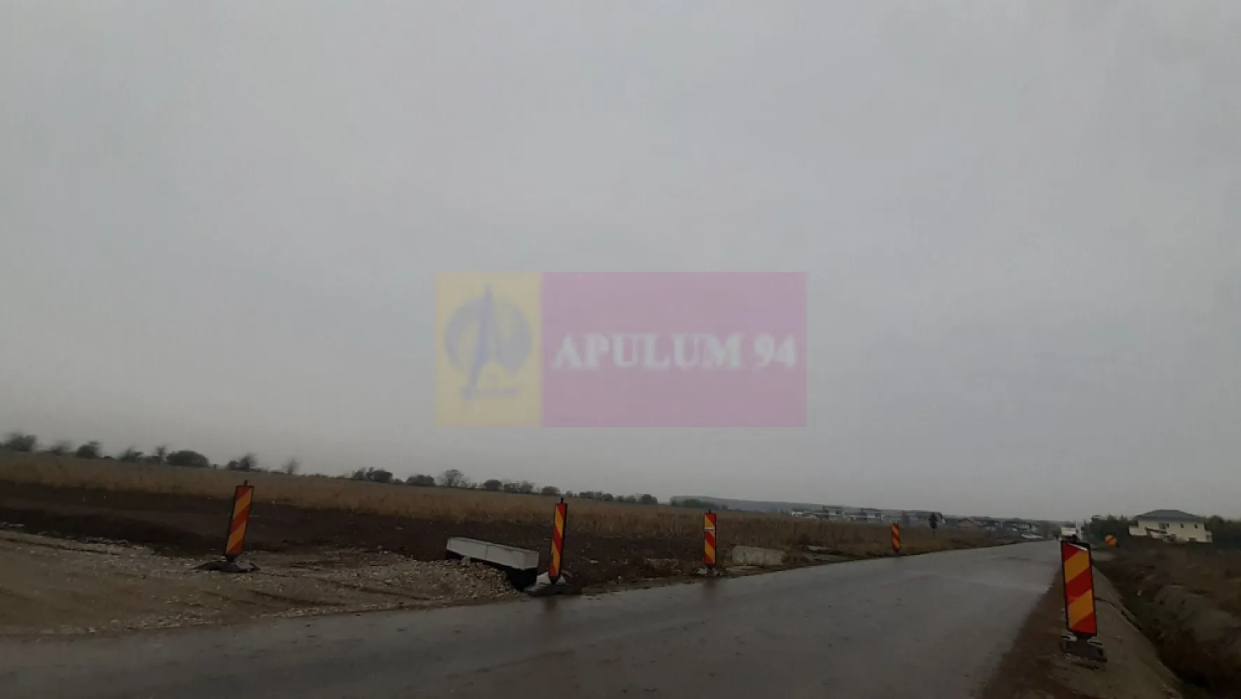 Teren Corbeanca în zona Cantonului aproape de A0 - Vă propun spre cumpărare un teren compact de 5000 mp situat la nici 500 ml de A0 și la 180ml de Pădurea Corbeanca. Terenul se află în imediata apropiere a unei zone rezidențiale și reprezintă o foarte bună opțiune pentru investiție. Zona în care se află terenul datorită amplasamentului oferă perspective extrem de interesante, între teren și casele noi, unități locative realmente superbe, sunt doar 10-15 ml liniari, între teren și pădure sunt 180ml, între teren și Strada Cantonului, stradă asfaltată sunt mai puțin de 150ml, din strada Cantonului spre teren se fac 2 străzi care se opresc la nici 10 metri de teren. Configurația terenului este extraordinară, este un teren cu deschidere de 153ml la drum viitor, adâncimea fiind de aproximativ 30ml. Suntem ca amplasament între Otopeni și Paradisul Verde, la 7-8 minute de Galeria de Automobile Țiriac. Dezvoltarea rezidențială din zonă a ajuns în acest moment vecină la propriu cu terenul. La momentul actual de la teren până la Therme București se fac 8 minute iar până la Băneasa Shopping City se fac 15 minute. Odată cu darea în folosință A0 pâna la Therme se va face 5 minute maxim, accesul de la teren spre orice locație fiind optimizat considerabil. În acest moment terenul este în EXTRAVILAN ceea ce înseamnă că achiziția presupune respectarea procedurii de preemțiune. Cei interesați de acest teren sunt rugați să ia legătura cu reprezentantul Apulum94 în vederea stabilirii pașilor necesari. Pentru mai multe detalii și informații nu ezitați să ne contactați.