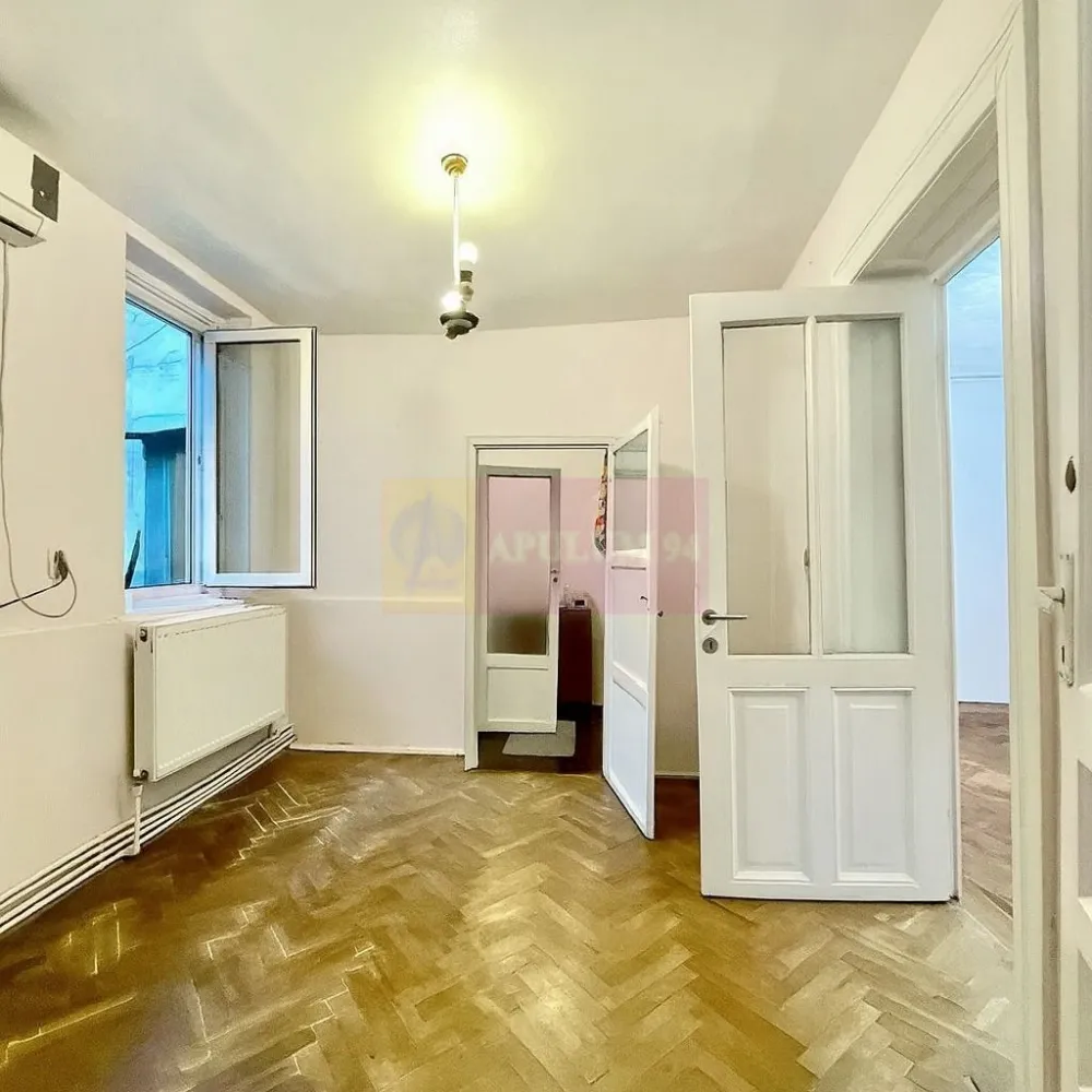 Casa în Ultracentralul Bucureștiului la preț mic (casă mică) - Disponibilă și pregătită pentru vânzare din punct de vedere al documentației o căsuță în Piața Romană, mai precis între Piața Roamnă și Piața Victoriei. Distanța dintre căsuță și metrou este de numai 5 minute, iar de la căsuță până la Calea Victoriei (zona Casa Vernescu) este de maxim 2 minute, casa fiind chiar lângă Grădinița 50, în vecinătate cu Ambasada Italiei, cu Direcția Generală Pașapoarte, și evident Parcul Nicolae Iorga. O casă la un preț foarte bun având în vedere zona, mai central de atât în București nu se poate, suntem în ce mai bună zonă. Imobilul se vinde la acest preț datorită suprafeței, o casă mică de 30mp utili. Casa se află într-o curte comună cu un teren total de peste 1200mp, Vecinii sunt oameni liniștiți, civilizați și evident se dorește ca cel care va cumpăra imobilul să fie un om civilizat și liniștit. Locația poate fi pet friendly, în curte mai există un pufulete care latră și câteva blănoase care miaună. Fiind casă pe parter locuința este perfectă și pentru persoanele cu dizabilități. Piața Amzei este la 3-4 minute, Mega Image la 2 minute. Compartimentarea este specifică unei garsoniere la curte, cu bucătăria la intrare, o bucătarie mare, spațioasă și pătrățoasă de aproape 10mp, bucătărie care oferă acces spre Living, living care preia și funcția de dormitor și unde se poate amenaja și o zonă de lucru pentru cei care lucrează remote. Imobilul necesită investiții. Compartimentarea și funcționalitatea spațiului se pot modifica conform viziunii și nevoilor noilor proprietari. Locația este top, metrou, restaurante, cluburi, pub-uri, cafenele, bistro-bar și multe altele, suntem în centrul orașului, în centrul capitalei și avem foarte multe variante de petrecere a timpului liber într-o manieră extrem de plăcută, Calea Victoriei este la nici 150 de metri, este un imobil perfect atât pentru locuit cât și pentru investiție, perfect pentru a cunoaște Bucureștiul și ce are orașul mai bun de oferit. Acest imobil este perfect pentru oameni cu viziune care știu să integreze într-un spațiu restrâns idei frumoase de amenajare. Casa beneficiază de centrala termică, de racord la curent electric, gaz, apă și canalizare dar și de internet prin fibră optică. Pentru mai multe detalii și programarea de vizionări nu ezitați să mă conatactați, Daniel, Apulum94. Facilităm și achiziționarea prin credit ipotecar prin intermediul partenerilor, agenția imobiliară percepe un comision de 3% din prețul de tranzacționare și la vizionare se semnează contract de prestări servicii.