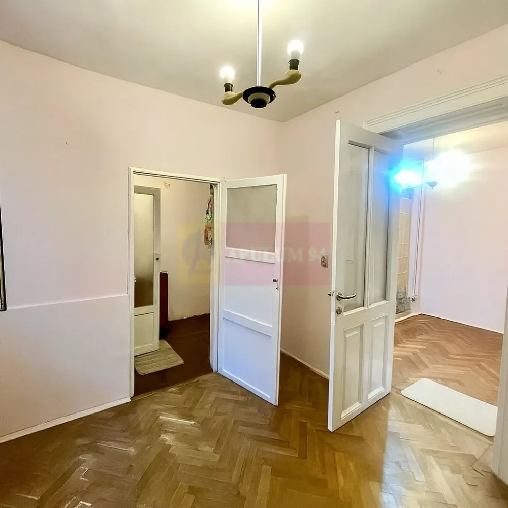 Casa în Ultracentralul Bucureștiului la preț mic (casă mică) - Disponibilă și pregătită pentru vânzare din punct de vedere al documentației o căsuță în Piața Romană, mai precis între Piața Roamnă și Piața Victoriei. Distanța dintre căsuță și metrou este de numai 5 minute, iar de la căsuță până la Calea Victoriei (zona Casa Vernescu) este de maxim 2 minute, casa fiind chiar lângă Grădinița 50, în vecinătate cu Ambasada Italiei, cu Direcția Generală Pașapoarte, și evident Parcul Nicolae Iorga. O casă la un preț foarte bun având în vedere zona, mai central de atât în București nu se poate, suntem în ce mai bună zonă. Imobilul se vinde la acest preț datorită suprafeței, o casă mică de 30mp utili. Casa se află într-o curte comună cu un teren total de peste 1200mp, Vecinii sunt oameni liniștiți, civilizați și evident se dorește ca cel care va cumpăra imobilul să fie un om civilizat și liniștit. Locația poate fi pet friendly, în curte mai există un pufulete care latră și câteva blănoase care miaună. Fiind casă pe parter locuința este perfectă și pentru persoanele cu dizabilități. Piața Amzei este la 3-4 minute, Mega Image la 2 minute. Compartimentarea este specifică unei garsoniere la curte, cu bucătăria la intrare, o bucătarie mare, spațioasă și pătrățoasă de aproape 10mp, bucătărie care oferă acces spre Living, living care preia și funcția de dormitor și unde se poate amenaja și o zonă de lucru pentru cei care lucrează remote. Imobilul necesită investiții. Compartimentarea și funcționalitatea spațiului se pot modifica conform viziunii și nevoilor noilor proprietari. Locația este top, metrou, restaurante, cluburi, pub-uri, cafenele, bistro-bar și multe altele, suntem în centrul orașului, în centrul capitalei și avem foarte multe variante de petrecere a timpului liber într-o manieră extrem de plăcută, Calea Victoriei este la nici 150 de metri, este un imobil perfect atât pentru locuit cât și pentru investiție, perfect pentru a cunoaște Bucureștiul și ce are orașul mai bun de oferit. Acest imobil este perfect pentru oameni cu viziune care știu să integreze într-un spațiu restrâns idei frumoase de amenajare. Casa beneficiază de centrala termică, de racord la curent electric, gaz, apă și canalizare dar și de internet prin fibră optică. Pentru mai multe detalii și programarea de vizionări nu ezitați să mă conatactați, Daniel, Apulum94. Facilităm și achiziționarea prin credit ipotecar prin intermediul partenerilor, agenția imobiliară percepe un comision de 3% din prețul de tranzacționare și la vizionare se semnează contract de prestări servicii.