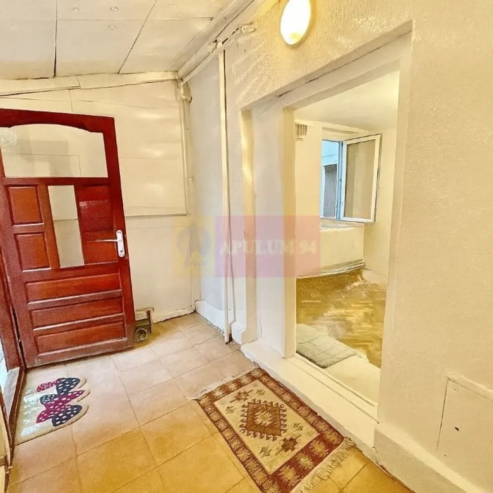 Casa în Ultracentralul Bucureștiului la preț mic (casă mică) - Disponibilă și pregătită pentru vânzare din punct de vedere al documentației o căsuță în Piața Romană, mai precis între Piața Roamnă și Piața Victoriei. Distanța dintre căsuță și metrou este de numai 5 minute, iar de la căsuță până la Calea Victoriei (zona Casa Vernescu) este de maxim 2 minute, casa fiind chiar lângă Grădinița 50, în vecinătate cu Ambasada Italiei, cu Direcția Generală Pașapoarte, și evident Parcul Nicolae Iorga. O casă la un preț foarte bun având în vedere zona, mai central de atât în București nu se poate, suntem în ce mai bună zonă. Imobilul se vinde la acest preț datorită suprafeței, o casă mică de 30mp utili. Casa se află într-o curte comună cu un teren total de peste 1200mp, Vecinii sunt oameni liniștiți, civilizați și evident se dorește ca cel care va cumpăra imobilul să fie un om civilizat și liniștit. Locația poate fi pet friendly, în curte mai există un pufulete care latră și câteva blănoase care miaună. Fiind casă pe parter locuința este perfectă și pentru persoanele cu dizabilități. Piața Amzei este la 3-4 minute, Mega Image la 2 minute. Compartimentarea este specifică unei garsoniere la curte, cu bucătăria la intrare, o bucătarie mare, spațioasă și pătrățoasă de aproape 10mp, bucătărie care oferă acces spre Living, living care preia și funcția de dormitor și unde se poate amenaja și o zonă de lucru pentru cei care lucrează remote. Imobilul necesită investiții. Compartimentarea și funcționalitatea spațiului se pot modifica conform viziunii și nevoilor noilor proprietari. Locația este top, metrou, restaurante, cluburi, pub-uri, cafenele, bistro-bar și multe altele, suntem în centrul orașului, în centrul capitalei și avem foarte multe variante de petrecere a timpului liber într-o manieră extrem de plăcută, Calea Victoriei este la nici 150 de metri, este un imobil perfect atât pentru locuit cât și pentru investiție, perfect pentru a cunoaște Bucureștiul și ce are orașul mai bun de oferit. Acest imobil este perfect pentru oameni cu viziune care știu să integreze într-un spațiu restrâns idei frumoase de amenajare. Casa beneficiază de centrala termică, de racord la curent electric, gaz, apă și canalizare dar și de internet prin fibră optică. Pentru mai multe detalii și programarea de vizionări nu ezitați să mă conatactați, Daniel, Apulum94. Facilităm și achiziționarea prin credit ipotecar prin intermediul partenerilor, agenția imobiliară percepe un comision de 3% din prețul de tranzacționare și la vizionare se semnează contract de prestări servicii.
