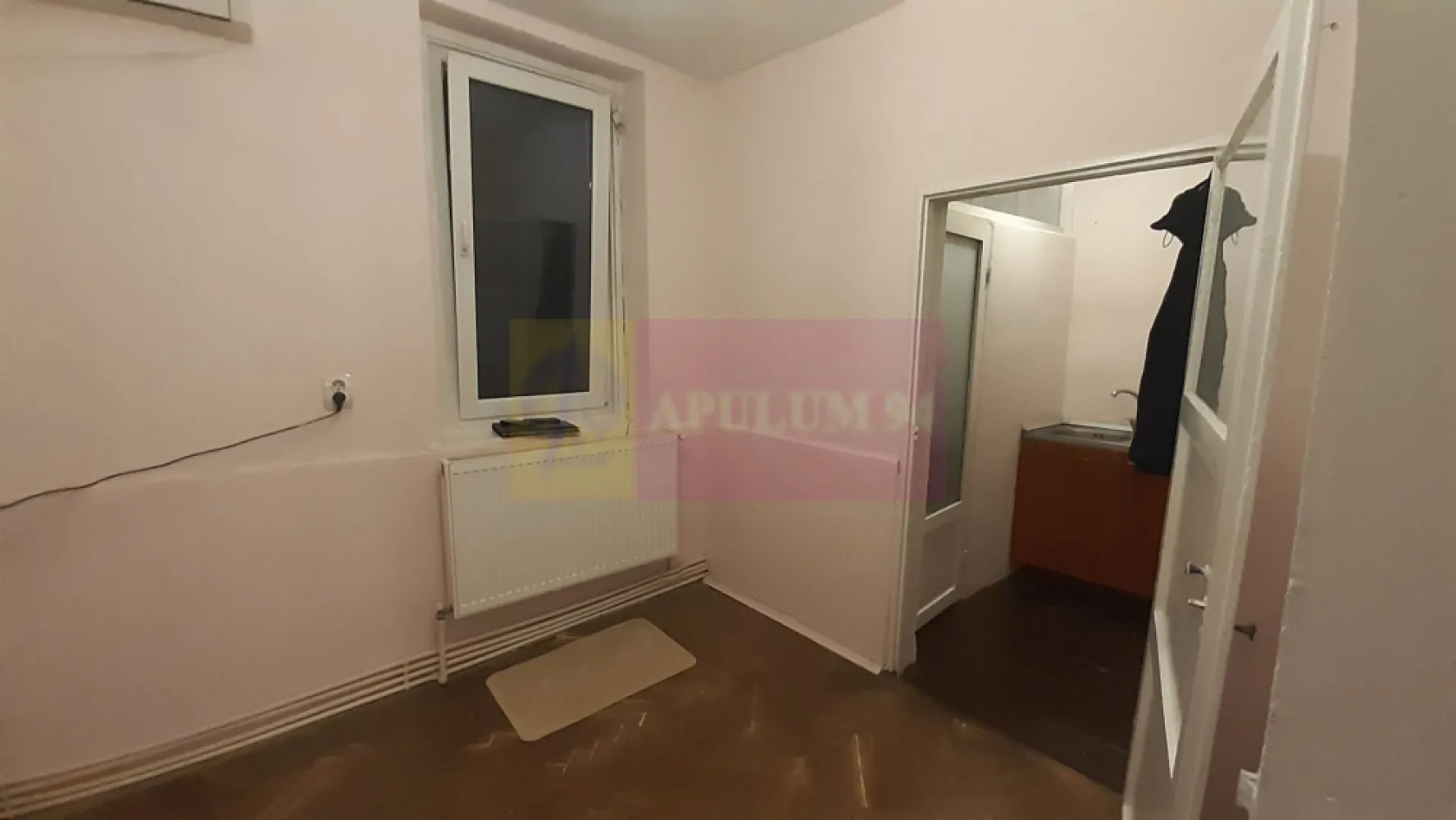 Casa în Ultracentralul Bucureștiului la preț mic (casă mică) - Disponibilă și pregătită pentru vânzare din punct de vedere al documentației o căsuță în Piața Romană, mai precis între Piața Roamnă și Piața Victoriei. Distanța dintre căsuță și metrou este de numai 5 minute, iar de la căsuță până la Calea Victoriei (zona Casa Vernescu) este de maxim 2 minute, casa fiind chiar lângă Grădinița 50, în vecinătate cu Ambasada Italiei, cu Direcția Generală Pașapoarte, și evident Parcul Nicolae Iorga. O casă la un preț foarte bun având în vedere zona, mai central de atât în București nu se poate, suntem în ce mai bună zonă. Imobilul se vinde la acest preț datorită suprafeței, o casă mică de 30mp utili. Casa se află într-o curte comună cu un teren total de peste 1200mp, Vecinii sunt oameni liniștiți, civilizați și evident se dorește ca cel care va cumpăra imobilul să fie un om civilizat și liniștit. Locația poate fi pet friendly, în curte mai există un pufulete care latră și câteva blănoase care miaună. Fiind casă pe parter locuința este perfectă și pentru persoanele cu dizabilități. Piața Amzei este la 3-4 minute, Mega Image la 2 minute. Compartimentarea este specifică unei garsoniere la curte, cu bucătăria la intrare, o bucătarie mare, spațioasă și pătrățoasă de aproape 10mp, bucătărie care oferă acces spre Living, living care preia și funcția de dormitor și unde se poate amenaja și o zonă de lucru pentru cei care lucrează remote. Imobilul necesită investiții. Compartimentarea și funcționalitatea spațiului se pot modifica conform viziunii și nevoilor noilor proprietari. Locația este top, metrou, restaurante, cluburi, pub-uri, cafenele, bistro-bar și multe altele, suntem în centrul orașului, în centrul capitalei și avem foarte multe variante de petrecere a timpului liber într-o manieră extrem de plăcută, Calea Victoriei este la nici 150 de metri, este un imobil perfect atât pentru locuit cât și pentru investiție, perfect pentru a cunoaște Bucureștiul și ce are orașul mai bun de oferit. Acest imobil este perfect pentru oameni cu viziune care știu să integreze într-un spațiu restrâns idei frumoase de amenajare. Casa beneficiază de centrala termică, de racord la curent electric, gaz, apă și canalizare dar și de internet prin fibră optică. Pentru mai multe detalii și programarea de vizionări nu ezitați să mă conatactați, Daniel, Apulum94. Facilităm și achiziționarea prin credit ipotecar prin intermediul partenerilor, agenția imobiliară percepe un comision de 3% din prețul de tranzacționare și la vizionare se semnează contract de prestări servicii.
