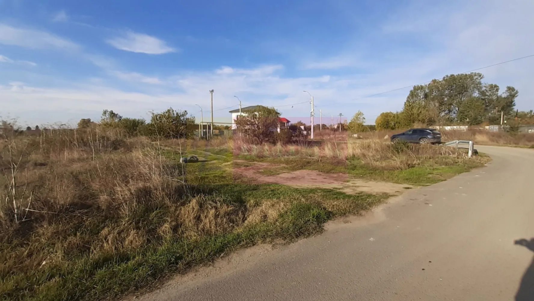 Teren la Asfalt cu utilități alături (Curent & Gaz) lângă București - Vă propun spre cumpărare o suprafață de 1137 mp, un teren perfect pentru a construi un imobil cu o curte decentă. Terenul se află pe strada Fagului, la 5 ml de gaz și curent electric, deci ușor de branșat la utilități, cu două fronturi stradale fiind un teren de colț, pe ambele laturi având deschidere de peste 30ml. În proximitate sunt mai multe case, regimul maxim de înălțime pe zonă este de P+2+M, procentul de ocupare al terenului (amprenta) este între 35% și 45% iar coeficientul de utilizare este în jur de 1 (se poate construi în jur de 1000mp pe acest teren. În proximitate avem Supermarketul Lidl și magazinul Profi. Ca și mijloace de transport avem o stație de autobuz la nici 5 minute mers pe jos lejer de teren. Pentru cei cu auto personal se ajunge foarte ușor de la teren în București pe DN5 Șoseaua Giurgiului ( pâna la Metrou Eroii Revoluției aproximativ 15 minute) sau oriunde pe A0, de la teren și pâna la intrarea pe A0 sunt mai puțin de 2 km. Tot la aproximativ 2km se află și pădurea Vidra iar pe partea opusă la aceeași distanță este Râul Argeș. Terenul are cadastru și intabulare. Pentru mai multe detalii și programarea de vizionări nu ezitați să mă conatactați, Daniel, Apulum94. Facilităm și achiziționarea prin credit ipotecar prin intermediul partenerilor, agenția imobiliară percepe un comision de 3% din prețul de tranzacționare și la vizionare se semnează contract de prestări servicii.
