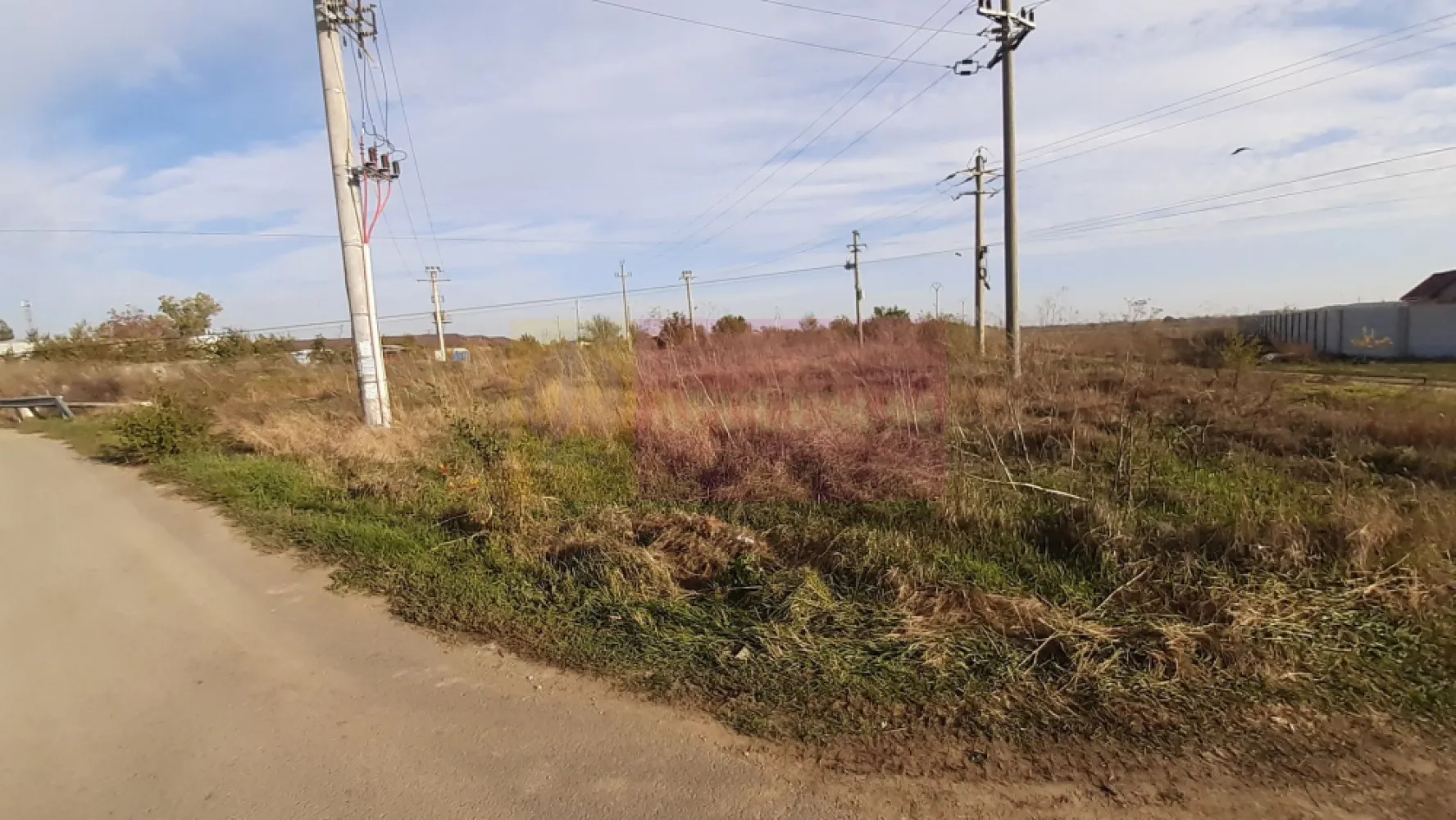 Teren la Asfalt cu utilități alături (Curent & Gaz) lângă București - Vă propun spre cumpărare o suprafață de 1137 mp, un teren perfect pentru a construi un imobil cu o curte decentă. Terenul se află pe strada Fagului, la 5 ml de gaz și curent electric, deci ușor de branșat la utilități, cu două fronturi stradale fiind un teren de colț, pe ambele laturi având deschidere de peste 30ml. În proximitate sunt mai multe case, regimul maxim de înălțime pe zonă este de P+2+M, procentul de ocupare al terenului (amprenta) este între 35% și 45% iar coeficientul de utilizare este în jur de 1 (se poate construi în jur de 1000mp pe acest teren. În proximitate avem Supermarketul Lidl și magazinul Profi. Ca și mijloace de transport avem o stație de autobuz la nici 5 minute mers pe jos lejer de teren. Pentru cei cu auto personal se ajunge foarte ușor de la teren în București pe DN5 Șoseaua Giurgiului ( pâna la Metrou Eroii Revoluției aproximativ 15 minute) sau oriunde pe A0, de la teren și pâna la intrarea pe A0 sunt mai puțin de 2 km. Tot la aproximativ 2km se află și pădurea Vidra iar pe partea opusă la aceeași distanță este Râul Argeș. Terenul are cadastru și intabulare. Pentru mai multe detalii și programarea de vizionări nu ezitați să mă conatactați, Daniel, Apulum94. Facilităm și achiziționarea prin credit ipotecar prin intermediul partenerilor, agenția imobiliară percepe un comision de 3% din prețul de tranzacționare și la vizionare se semnează contract de prestări servicii.