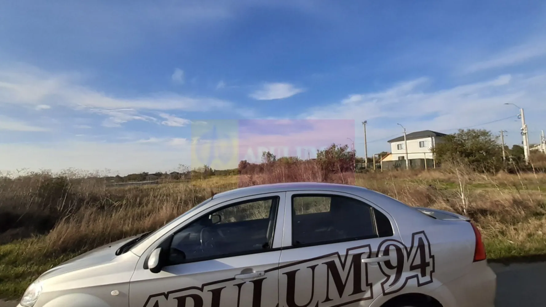 Teren la Asfalt cu utilități alături (Curent & Gaz) lângă București - Vă propun spre cumpărare o suprafață de 1137 mp, un teren perfect pentru a construi un imobil cu o curte decentă. Terenul se află pe strada Fagului, la 5 ml de gaz și curent electric, deci ușor de branșat la utilități, cu două fronturi stradale fiind un teren de colț, pe ambele laturi având deschidere de peste 30ml. În proximitate sunt mai multe case, regimul maxim de înălțime pe zonă este de P+2+M, procentul de ocupare al terenului (amprenta) este între 35% și 45% iar coeficientul de utilizare este în jur de 1 (se poate construi în jur de 1000mp pe acest teren. În proximitate avem Supermarketul Lidl și magazinul Profi. Ca și mijloace de transport avem o stație de autobuz la nici 5 minute mers pe jos lejer de teren. Pentru cei cu auto personal se ajunge foarte ușor de la teren în București pe DN5 Șoseaua Giurgiului ( pâna la Metrou Eroii Revoluției aproximativ 15 minute) sau oriunde pe A0, de la teren și pâna la intrarea pe A0 sunt mai puțin de 2 km. Tot la aproximativ 2km se află și pădurea Vidra iar pe partea opusă la aceeași distanță este Râul Argeș. Terenul are cadastru și intabulare. Pentru mai multe detalii și programarea de vizionări nu ezitați să mă conatactați, Daniel, Apulum94. Facilităm și achiziționarea prin credit ipotecar prin intermediul partenerilor, agenția imobiliară percepe un comision de 3% din prețul de tranzacționare și la vizionare se semnează contract de prestări servicii.