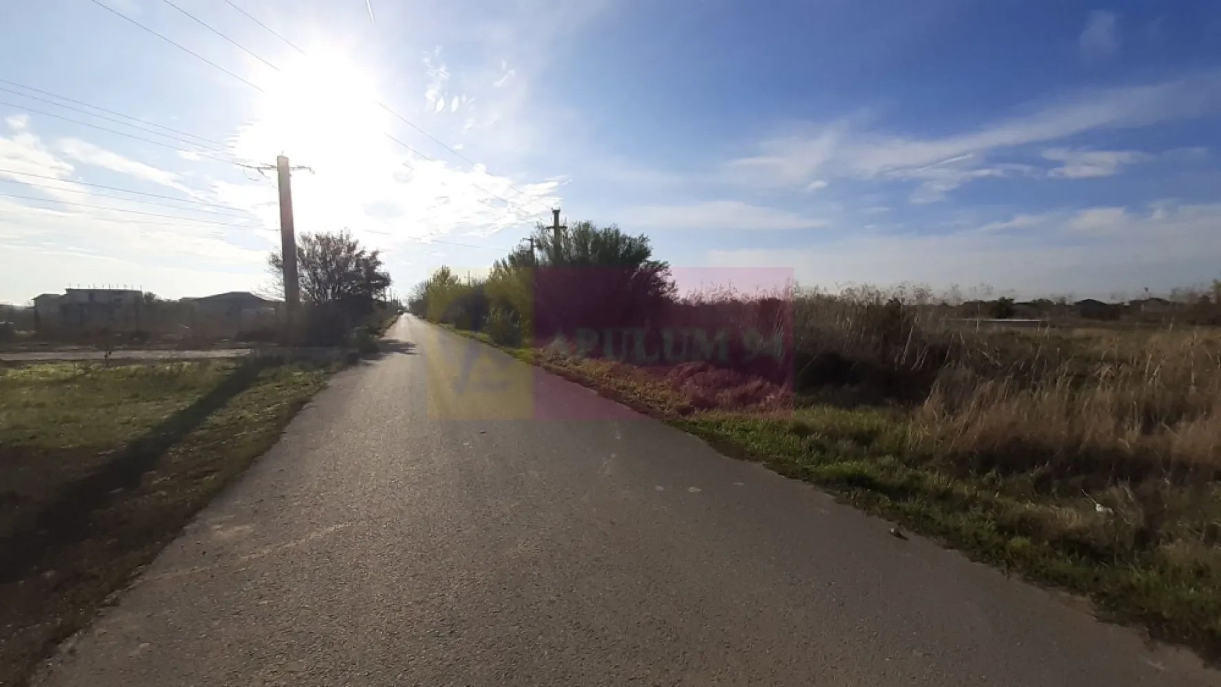 Teren la Asfalt cu utilități alături (Curent & Gaz) lângă București - Vă propun spre cumpărare o suprafață de 1137 mp, un teren perfect pentru a construi un imobil cu o curte decentă. Terenul se află pe strada Fagului, la 5 ml de gaz și curent electric, deci ușor de branșat la utilități, cu două fronturi stradale fiind un teren de colț, pe ambele laturi având deschidere de peste 30ml. În proximitate sunt mai multe case, regimul maxim de înălțime pe zonă este de P+2+M, procentul de ocupare al terenului (amprenta) este între 35% și 45% iar coeficientul de utilizare este în jur de 1 (se poate construi în jur de 1000mp pe acest teren. În proximitate avem Supermarketul Lidl și magazinul Profi. Ca și mijloace de transport avem o stație de autobuz la nici 5 minute mers pe jos lejer de teren. Pentru cei cu auto personal se ajunge foarte ușor de la teren în București pe DN5 Șoseaua Giurgiului ( pâna la Metrou Eroii Revoluției aproximativ 15 minute) sau oriunde pe A0, de la teren și pâna la intrarea pe A0 sunt mai puțin de 2 km. Tot la aproximativ 2km se află și pădurea Vidra iar pe partea opusă la aceeași distanță este Râul Argeș. Terenul are cadastru și intabulare. Pentru mai multe detalii și programarea de vizionări nu ezitați să mă conatactați, Daniel, Apulum94. Facilităm și achiziționarea prin credit ipotecar prin intermediul partenerilor, agenția imobiliară percepe un comision de 3% din prețul de tranzacționare și la vizionare se semnează contract de prestări servicii.