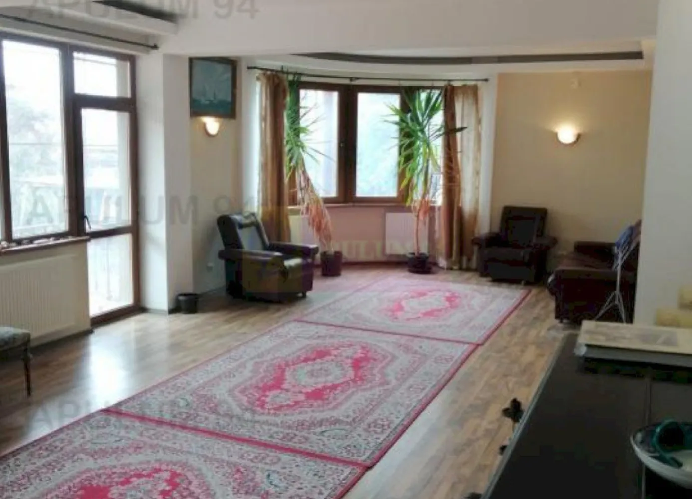 Vila Spatioasa Bucuresti Prelungirea Ghencea - Un vis implinit, o vila dispusa pe 5 nivele, Demisol+ Parter inalt+Etaj 1+ Etaj 2+ o Mansadra Spectacol. Imobilul beneficiaza de garaj, toate utilitatile (apa, gaz, curent electric 230v si 400v, canalizare, garaj fantanta in casa) si este deservita de 2 centrale termice pe gaz de mare putere. Sunt 4 cai de acces pe partea de parter, intrarea principala, o intrare secundara din zona de garaj si alte 2 intrari din terasa, una prin bucatarie si cealalta prin salonul de la parter. Mai avem o a 5-a intrare in casa pe la demisol, prin curtea englezeasca spre terenul de tenis. In acest imobil s-a investit foarte mult, lucru pe care il veti observa usor la vizionare. Compartimentarea este exceptionala. Demisolul este accesat din zona de parter pe o scara interioara la capatul careia se afla fantana cu hidrofor folosita pentru a uda gradina si pentru uz menajer, demisolul dispune de 3 incaperi dintre care una este camera tehnica unde regasim o centrala de mare putere si unde se mai pot depozita diverse, mai avem un vestiar, o baie si o sala de antrenament spatioasa din care putem accesa intrarea de tip englez pe terenul de tenis. Pe o alta aripa a cladiri, din zona de terasa putem accesa alte doua incaperi de la demisol, au intrare separata si nu comunica celelelate 3 camere, deci doar pe partea de demisol avem 5 incaperi si o baie. La parter avem holul de intrare ce ne permite accesul spre scara ce duce la etajele superioare, spre un grup sanitar, spre bucataria spatioasa cu acces la cerdac (terasa acoperita) la care avem acces si din livingul tip Salon prevazul cu un balcon orientat spre terenul de tenis si in care urca si o scara interioara frumoasa ce ne permite accesul spre etajul intai. La etajul intai ne bucuram de 3 incaperi frumoase, doua destul de spatioase si una mai mica si mai calduroasa situata intre cele doua mai mari, dintre cele mari una este cu dimensiuni de salon si are o frumoasa absida pe care o vom reintalni si la etajul 2, casa avand un design foarte placut. La Etajul 2 avem 4 incaperi si un grup sanitar, aici regasim si a doua bucatarie care corespunde cu un balcon spatios de peste 7 mp, mai avem alte doua balcoane, dintre care unul de peste 10m, ambele deschisa si cu o vedere frumoasa spre terenul de tenis cel mare si spre apus cel mic, mansarda ne ofera si era 3 incaperi, doua mai mici care sunt deservite de un grup sanitar iar cea mare este spectaculoasa de-a dreptul, un open space vitrat, inalt si ce comunica cu un balcon tip belle view, cele doua incaperi mai mici sunt prevazute cu lucarne ce ofera de asemenea o vedere frumoasa dar si luminozitate incaperilor. Va astept cu drag la vizionare. Imobilul este excelent. Daniel, Apulum94.