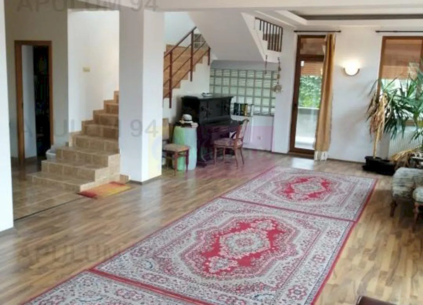 Vila Spatioasa Bucuresti Prelungirea Ghencea - Un vis implinit, o vila dispusa pe 5 nivele, Demisol+ Parter inalt+Etaj 1+ Etaj 2+ o Mansadra Spectacol. Imobilul beneficiaza de garaj, toate utilitatile (apa, gaz, curent electric 230v si 400v, canalizare, garaj fantanta in casa) si este deservita de 2 centrale termice pe gaz de mare putere. Sunt 4 cai de acces pe partea de parter, intrarea principala, o intrare secundara din zona de garaj si alte 2 intrari din terasa, una prin bucatarie si cealalta prin salonul de la parter. Mai avem o a 5-a intrare in casa pe la demisol, prin curtea englezeasca spre terenul de tenis. In acest imobil s-a investit foarte mult, lucru pe care il veti observa usor la vizionare. Compartimentarea este exceptionala. Demisolul este accesat din zona de parter pe o scara interioara la capatul careia se afla fantana cu hidrofor folosita pentru a uda gradina si pentru uz menajer, demisolul dispune de 3 incaperi dintre care una este camera tehnica unde regasim o centrala de mare putere si unde se mai pot depozita diverse, mai avem un vestiar, o baie si o sala de antrenament spatioasa din care putem accesa intrarea de tip englez pe terenul de tenis. Pe o alta aripa a cladiri, din zona de terasa putem accesa alte doua incaperi de la demisol, au intrare separata si nu comunica celelelate 3 camere, deci doar pe partea de demisol avem 5 incaperi si o baie. La parter avem holul de intrare ce ne permite accesul spre scara ce duce la etajele superioare, spre un grup sanitar, spre bucataria spatioasa cu acces la cerdac (terasa acoperita) la care avem acces si din livingul tip Salon prevazul cu un balcon orientat spre terenul de tenis si in care urca si o scara interioara frumoasa ce ne permite accesul spre etajul intai. La etajul intai ne bucuram de 3 incaperi frumoase, doua destul de spatioase si una mai mica si mai calduroasa situata intre cele doua mai mari, dintre cele mari una este cu dimensiuni de salon si are o frumoasa absida pe care o vom reintalni si la etajul 2, casa avand un design foarte placut. La Etajul 2 avem 4 incaperi si un grup sanitar, aici regasim si a doua bucatarie care corespunde cu un balcon spatios de peste 7 mp, mai avem alte doua balcoane, dintre care unul de peste 10m, ambele deschisa si cu o vedere frumoasa spre terenul de tenis cel mare si spre apus cel mic, mansarda ne ofera si era 3 incaperi, doua mai mici care sunt deservite de un grup sanitar iar cea mare este spectaculoasa de-a dreptul, un open space vitrat, inalt si ce comunica cu un balcon tip belle view, cele doua incaperi mai mici sunt prevazute cu lucarne ce ofera de asemenea o vedere frumoasa dar si luminozitate incaperilor.Pentru mai multe detalii și programarea de vizionări nu ezitați să mă conatactați, Daniel, Apulum94. Facilităm și achiziționarea prin credit ipotecar prin intermediul partenerilor, agenția imobiliară percepe un comision de 3% din prețul de tranzacționare și la vizionare se semnează contract de prestări servicii.
