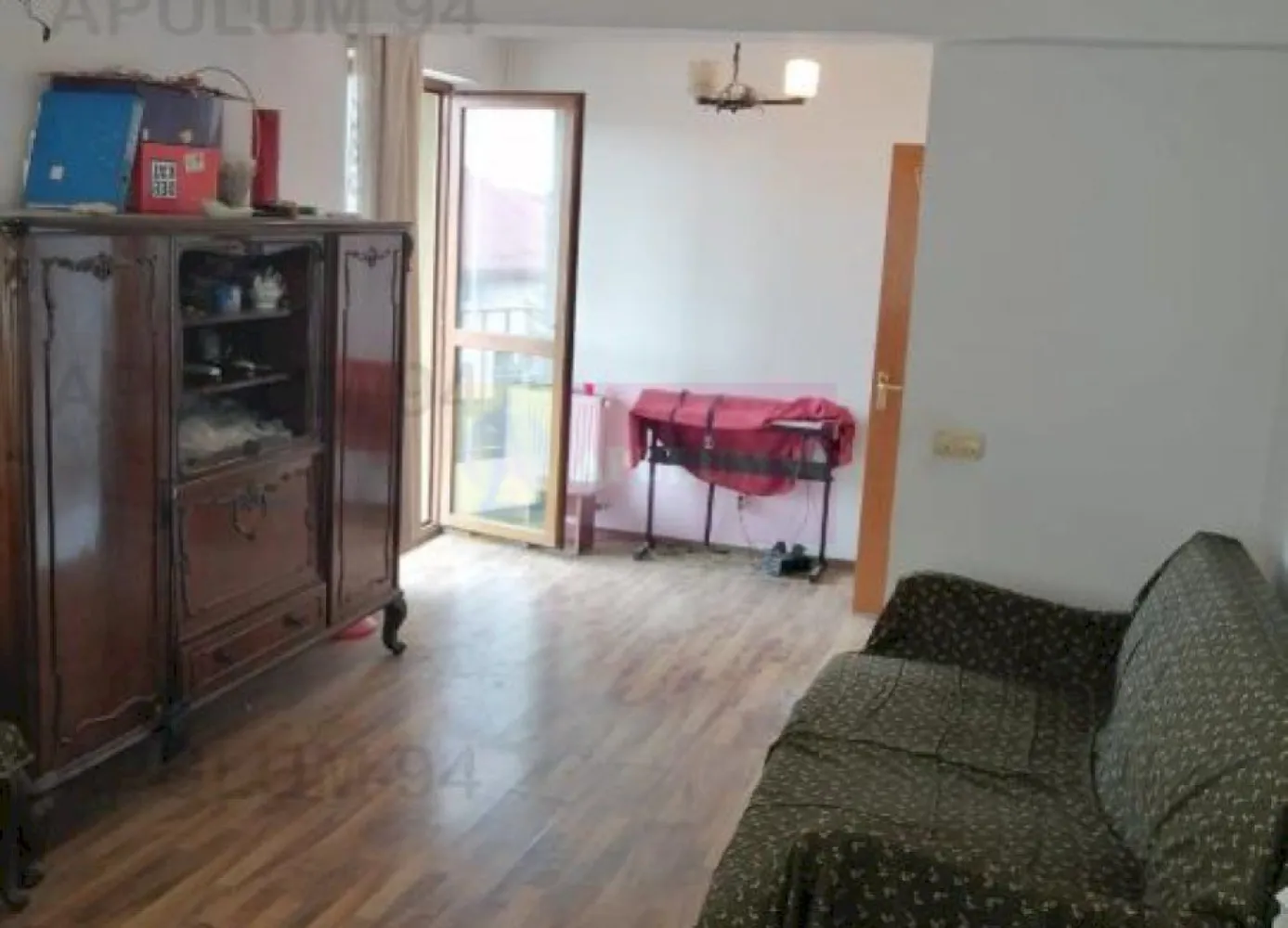 Vila Spatioasa Bucuresti Prelungirea Ghencea - Un vis implinit, o vila dispusa pe 5 nivele, Demisol+ Parter inalt+Etaj 1+ Etaj 2+ o Mansadra Spectacol. Imobilul beneficiaza de garaj, toate utilitatile (apa, gaz, curent electric 230v si 400v, canalizare, garaj fantanta in casa) si este deservita de 2 centrale termice pe gaz de mare putere. Sunt 4 cai de acces pe partea de parter, intrarea principala, o intrare secundara din zona de garaj si alte 2 intrari din terasa, una prin bucatarie si cealalta prin salonul de la parter. Mai avem o a 5-a intrare in casa pe la demisol, prin curtea englezeasca spre terenul de tenis. In acest imobil s-a investit foarte mult, lucru pe care il veti observa usor la vizionare. Compartimentarea este exceptionala. Demisolul este accesat din zona de parter pe o scara interioara la capatul careia se afla fantana cu hidrofor folosita pentru a uda gradina si pentru uz menajer, demisolul dispune de 3 incaperi dintre care una este camera tehnica unde regasim o centrala de mare putere si unde se mai pot depozita diverse, mai avem un vestiar, o baie si o sala de antrenament spatioasa din care putem accesa intrarea de tip englez pe terenul de tenis. Pe o alta aripa a cladiri, din zona de terasa putem accesa alte doua incaperi de la demisol, au intrare separata si nu comunica celelelate 3 camere, deci doar pe partea de demisol avem 5 incaperi si o baie. La parter avem holul de intrare ce ne permite accesul spre scara ce duce la etajele superioare, spre un grup sanitar, spre bucataria spatioasa cu acces la cerdac (terasa acoperita) la care avem acces si din livingul tip Salon prevazul cu un balcon orientat spre terenul de tenis si in care urca si o scara interioara frumoasa ce ne permite accesul spre etajul intai. La etajul intai ne bucuram de 3 incaperi frumoase, doua destul de spatioase si una mai mica si mai calduroasa situata intre cele doua mai mari, dintre cele mari una este cu dimensiuni de salon si are o frumoasa absida pe care o vom reintalni si la etajul 2, casa avand un design foarte placut. La Etajul 2 avem 4 incaperi si un grup sanitar, aici regasim si a doua bucatarie care corespunde cu un balcon spatios de peste 7 mp, mai avem alte doua balcoane, dintre care unul de peste 10m, ambele deschisa si cu o vedere frumoasa spre terenul de tenis cel mare si spre apus cel mic, mansarda ne ofera si era 3 incaperi, doua mai mici care sunt deservite de un grup sanitar iar cea mare este spectaculoasa de-a dreptul, un open space vitrat, inalt si ce comunica cu un balcon tip belle view, cele doua incaperi mai mici sunt prevazute cu lucarne ce ofera de asemenea o vedere frumoasa dar si luminozitate incaperilor.Pentru mai multe detalii și programarea de vizionări nu ezitați să mă conatactați, Daniel, Apulum94. Facilităm și achiziționarea prin credit ipotecar prin intermediul partenerilor, agenția imobiliară percepe un comision de 3% din prețul de tranzacționare și la vizionare se semnează contract de prestări servicii.