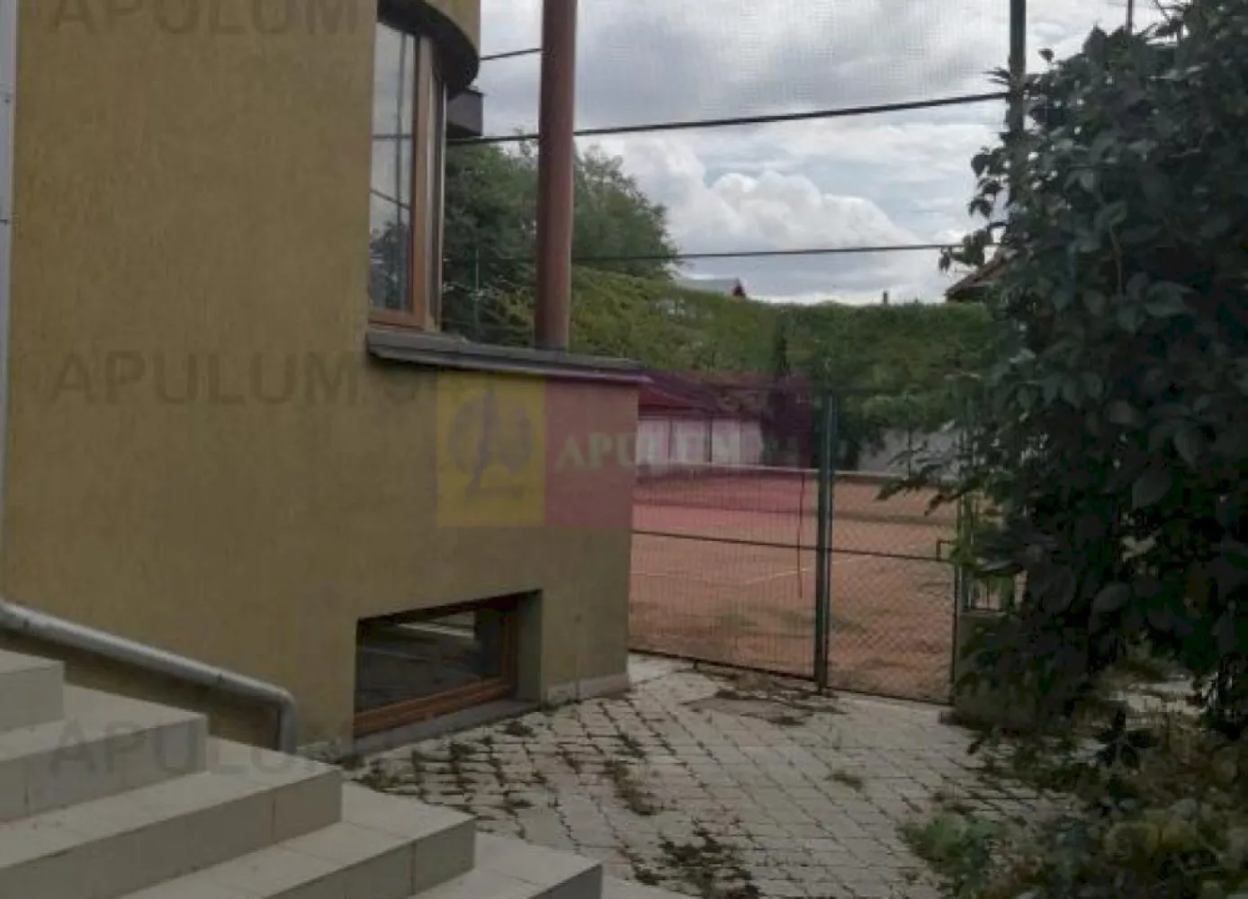 Vila Spatioasa Bucuresti Prelungirea Ghencea - Un vis implinit, o vila dispusa pe 5 nivele, Demisol+ Parter inalt+Etaj 1+ Etaj 2+ o Mansadra Spectacol. Imobilul beneficiaza de garaj, toate utilitatile (apa, gaz, curent electric 230v si 400v, canalizare, garaj fantanta in casa) si este deservita de 2 centrale termice pe gaz de mare putere. Sunt 4 cai de acces pe partea de parter, intrarea principala, o intrare secundara din zona de garaj si alte 2 intrari din terasa, una prin bucatarie si cealalta prin salonul de la parter. Mai avem o a 5-a intrare in casa pe la demisol, prin curtea englezeasca spre terenul de tenis. In acest imobil s-a investit foarte mult, lucru pe care il veti observa usor la vizionare. Compartimentarea este exceptionala. Demisolul este accesat din zona de parter pe o scara interioara la capatul careia se afla fantana cu hidrofor folosita pentru a uda gradina si pentru uz menajer, demisolul dispune de 3 incaperi dintre care una este camera tehnica unde regasim o centrala de mare putere si unde se mai pot depozita diverse, mai avem un vestiar, o baie si o sala de antrenament spatioasa din care putem accesa intrarea de tip englez pe terenul de tenis. Pe o alta aripa a cladiri, din zona de terasa putem accesa alte doua incaperi de la demisol, au intrare separata si nu comunica celelelate 3 camere, deci doar pe partea de demisol avem 5 incaperi si o baie. La parter avem holul de intrare ce ne permite accesul spre scara ce duce la etajele superioare, spre un grup sanitar, spre bucataria spatioasa cu acces la cerdac (terasa acoperita) la care avem acces si din livingul tip Salon prevazul cu un balcon orientat spre terenul de tenis si in care urca si o scara interioara frumoasa ce ne permite accesul spre etajul intai. La etajul intai ne bucuram de 3 incaperi frumoase, doua destul de spatioase si una mai mica si mai calduroasa situata intre cele doua mai mari, dintre cele mari una este cu dimensiuni de salon si are o frumoasa absida pe care o vom reintalni si la etajul 2, casa avand un design foarte placut. La Etajul 2 avem 4 incaperi si un grup sanitar, aici regasim si a doua bucatarie care corespunde cu un balcon spatios de peste 7 mp, mai avem alte doua balcoane, dintre care unul de peste 10m, ambele deschisa si cu o vedere frumoasa spre terenul de tenis cel mare si spre apus cel mic, mansarda ne ofera si era 3 incaperi, doua mai mici care sunt deservite de un grup sanitar iar cea mare este spectaculoasa de-a dreptul, un open space vitrat, inalt si ce comunica cu un balcon tip belle view, cele doua incaperi mai mici sunt prevazute cu lucarne ce ofera de asemenea o vedere frumoasa dar si luminozitate incaperilor.Pentru mai multe detalii și programarea de vizionări nu ezitați să mă conatactați, Daniel, Apulum94. Facilităm și achiziționarea prin credit ipotecar prin intermediul partenerilor, agenția imobiliară percepe un comision de 3% din prețul de tranzacționare și la vizionare se semnează contract de prestări servicii.
