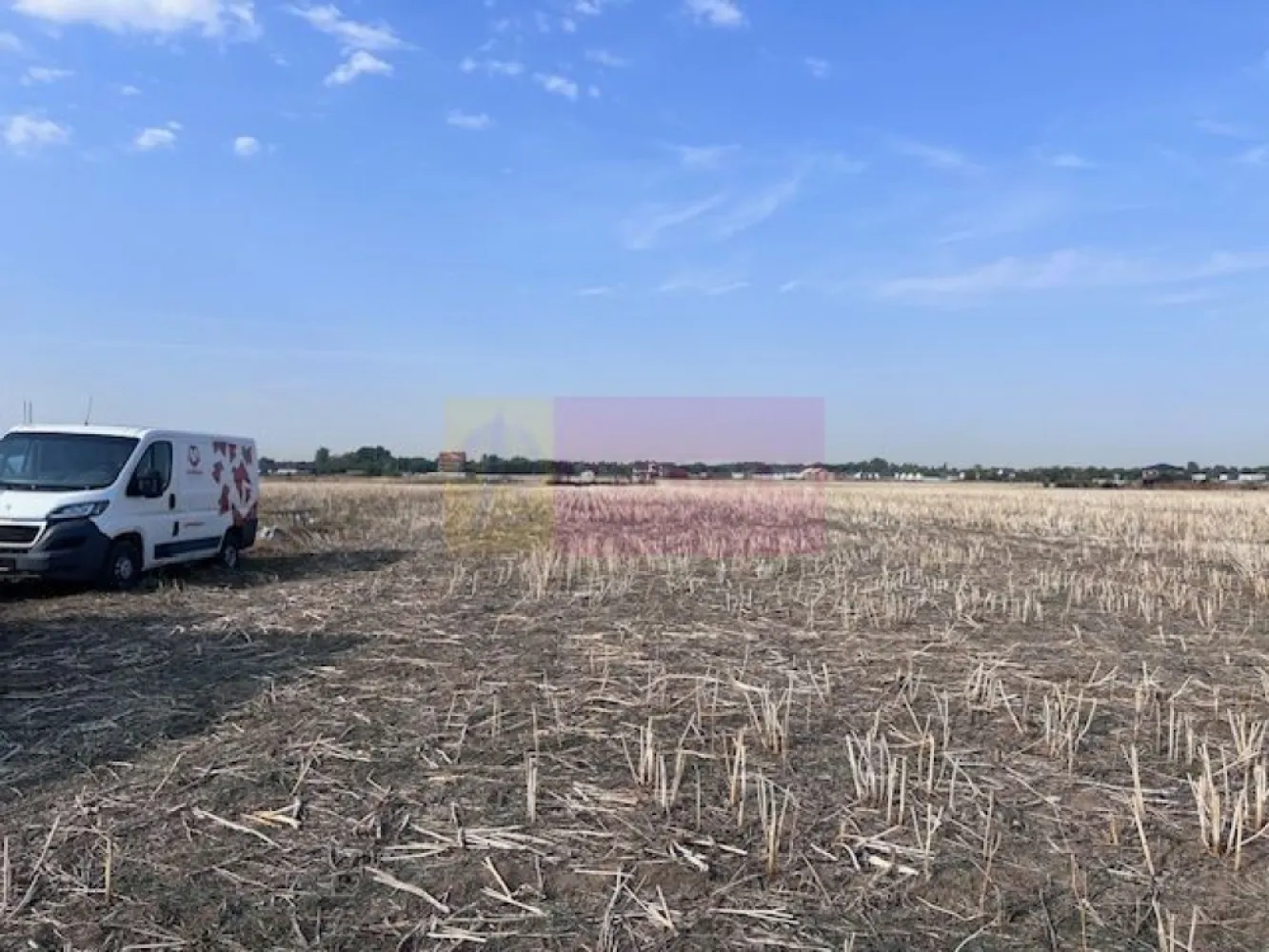 Teren Domnesti strada Ciocarliei. - Compania imobiliara Apulum 94 va propune un teren situat in comuna Domnesti- strada Ciocarliei. 
Terenul are acces din drum de servitute pietruit si are o suprafata de 500 mp cu deschidere de 23ml la care se adauga cota din drumul de acces. 
Curentul este la aproximativ 100 metri, gazele la 150-200 metri. 
Zona este in dezvoltare. 
Pentru vizionare si alte detalii nu ezitati sa ma contactati pe nr 0733683446- Laura Ionescu.