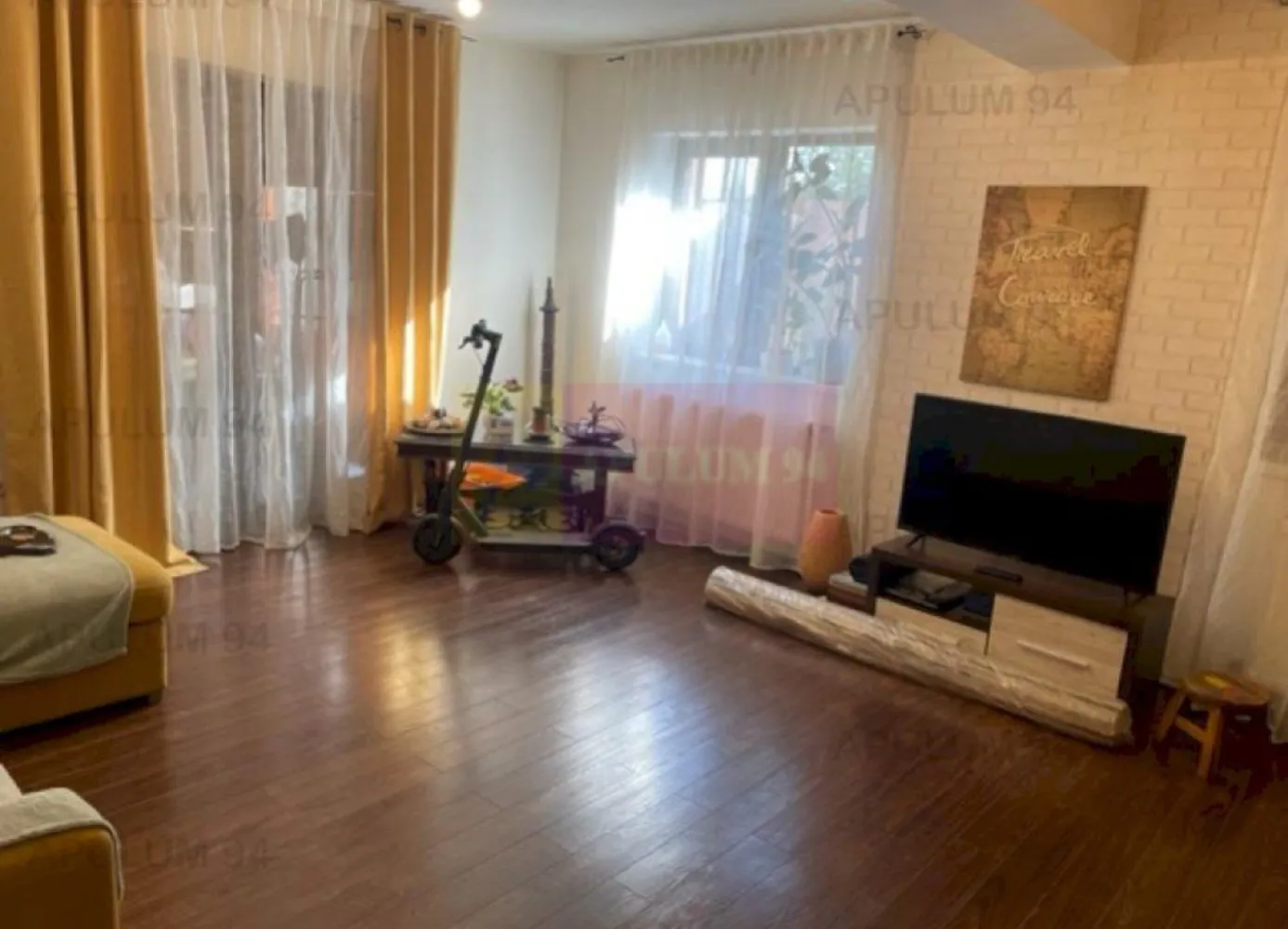 Duplex Domnesti- Putul Olteni. - Compania imobiliara Apulum 94 va propune o vila tip duplex situata in Domnesti- Ilfov, in zona Putu Olteni, intr-un complex construit in 2012.
Complexul este situat la 3 km de Pasarela Domnesti, cu acces facil la statiile de autobuz- 422,423 si 425. 
Terenul este de 176 mp, iar amprenta casei este de 66 mp. 
Pe teren este si oun foisor pentru depozitare.
Constructia este din caramida cu planseu de beton si este izolata pe exterior cu polistiren de 10. 
Compartimentarea interioara este foarte buna, astfel:
parter= living+ bucatarie inchisa+ baie+ hol+ terasa
etaj=3 dormitoare+ 1 baie+ 1 balcon.
Vila are centrala termica pe gaze, este racordata la curent si are put si fosa septica, dara apa si canalul sunt in poarta.
In interior este finisata cu gresie, faianta, parchet, termopan, 1 aparat de aer conditionat. 
Pentru vizionare si mai multe detalii nu ezitati sa ma contactati pe nr 0733683446- Laura Ionescu