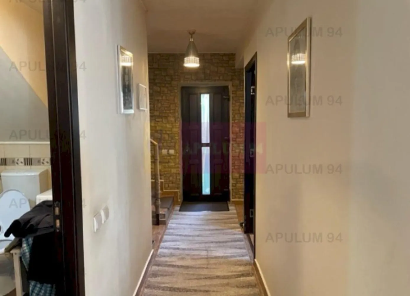 Duplex Domnesti- Putul Olteni. - Compania imobiliara Apulum 94 va propune o vila tip duplex situata in Domnesti- Ilfov, in zona Putu Olteni, intr-un complex construit in 2012.
Complexul este situat la 3 km de Pasarela Domnesti, cu acces facil la statiile de autobuz- 422,423 si 425. 
Terenul este de 176 mp, iar amprenta casei este de 66 mp. 
Pe teren este si oun foisor pentru depozitare.
Constructia este din caramida cu planseu de beton si este izolata pe exterior cu polistiren de 10. 
Compartimentarea interioara este foarte buna, astfel:
parter= living+ bucatarie inchisa+ baie+ hol+ terasa
etaj=3 dormitoare+ 1 baie+ 1 balcon.
Vila are centrala termica pe gaze, este racordata la curent si are put si fosa septica, dara apa si canalul sunt in poarta.
In interior este finisata cu gresie, faianta, parchet, termopan, 1 aparat de aer conditionat. 
Pentru vizionare si mai multe detalii nu ezitati sa ma contactati pe nr 0733683446- Laura Ionescu