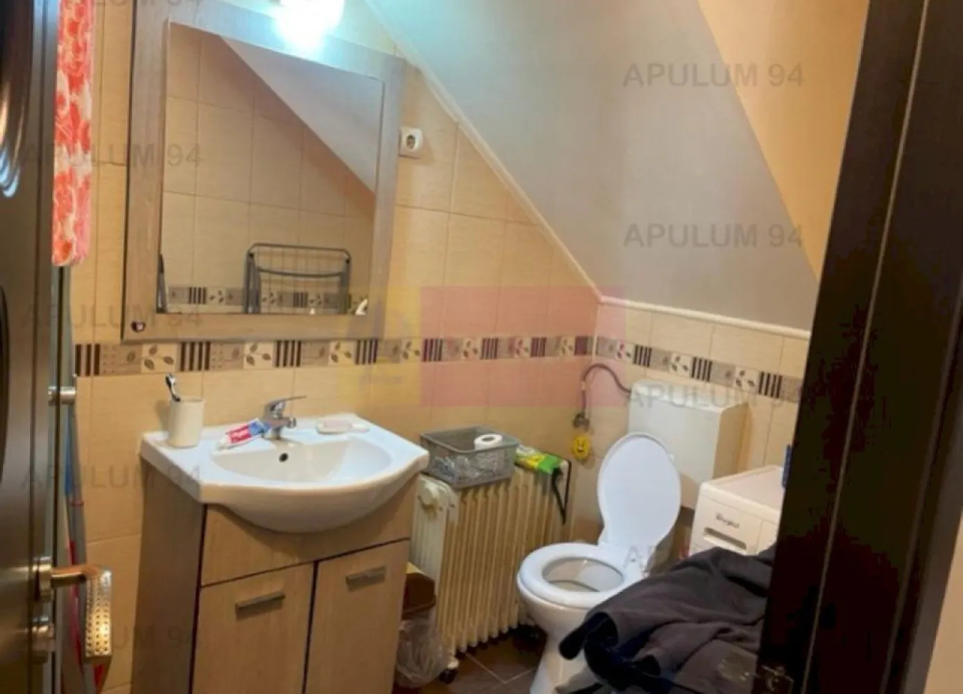 Duplex Domnesti- Putul Olteni. - Compania imobiliara Apulum 94 va propune o vila tip duplex situata in Domnesti- Ilfov, in zona Putu Olteni, intr-un complex construit in 2012.
Complexul este situat la 3 km de Pasarela Domnesti, cu acces facil la statiile de autobuz- 422,423 si 425. 
Terenul este de 176 mp, iar amprenta casei este de 66 mp. 
Pe teren este si oun foisor pentru depozitare.
Constructia este din caramida cu planseu de beton si este izolata pe exterior cu polistiren de 10. 
Compartimentarea interioara este foarte buna, astfel:
parter= living+ bucatarie inchisa+ baie+ hol+ terasa
etaj=3 dormitoare+ 1 baie+ 1 balcon.
Vila are centrala termica pe gaze, este racordata la curent si are put si fosa septica, dara apa si canalul sunt in poarta.
In interior este finisata cu gresie, faianta, parchet, termopan, 1 aparat de aer conditionat. 
Pentru vizionare si mai multe detalii nu ezitati sa ma contactati pe nr 0733683446- Laura Ionescu