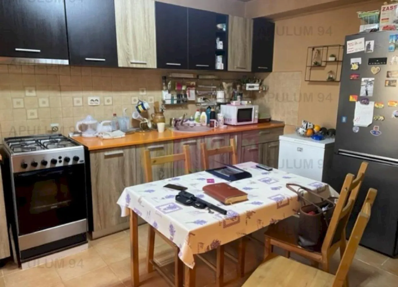 Duplex Domnesti- Putul Olteni. - Compania imobiliara Apulum 94 va propune o vila tip duplex situata in Domnesti- Ilfov, in zona Putu Olteni, intr-un complex construit in 2012.
Complexul este situat la 3 km de Pasarela Domnesti, cu acces facil la statiile de autobuz- 422,423 si 425. 
Terenul este de 176 mp, iar amprenta casei este de 66 mp. 
Pe teren este si oun foisor pentru depozitare.
Constructia este din caramida cu planseu de beton si este izolata pe exterior cu polistiren de 10. 
Compartimentarea interioara este foarte buna, astfel:
parter= living+ bucatarie inchisa+ baie+ hol+ terasa
etaj=3 dormitoare+ 1 baie+ 1 balcon.
Vila are centrala termica pe gaze, este racordata la curent si are put si fosa septica, dara apa si canalul sunt in poarta.
In interior este finisata cu gresie, faianta, parchet, termopan, 1 aparat de aer conditionat. 
Pentru vizionare si mai multe detalii nu ezitati sa ma contactati pe nr 0733683446- Laura Ionescu