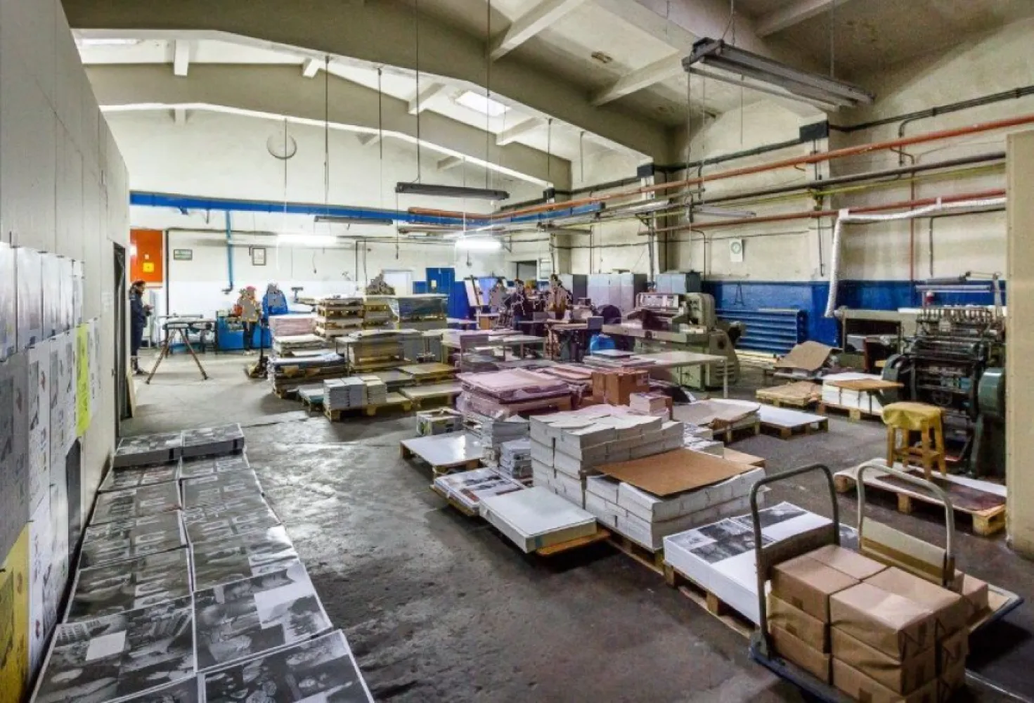 Hală producție Ambalaje Carton și casă locuibilă la 25km de București - Vă propunem spre cumpărare o proprietate în județul Giurgiu, în localitatea Falaștoaca, la 25 de km de București pe drumul spre Parcul Natural Comana. Proprietatea este se desfășoară pe o suprafață totală de teren de 3200 mp, teren care are un front stradal de aproximativ 20ml la Șoseaua Principală și se bucură de racord la utilități, curent electric, curent trifazic, pentru apă există o fântână, există și o fosă septică iar încălzirea se realizează electric sau pe lemn. Proprietatea are fucțiune atât pentru locuit cât și pentru producție fiind formată atât dintr-o casă tip vagon cu 6 încăperi cât și dintr-o hală de 300mp utili, open space în care sunt mai multe utilaje folosite pentru producție de ambalaje din carton, avem astfel : Masina de taiat si biguit carton ondulat; Masina de tipar flexo-slotter (in 2 culori) ; Masina de stantat (tip portofel 1300mm); Capsator cu banda lata;Presa de balotat deseuri; Masina flexografica de imprimat pungi de hartie (4 culori); Masina de lipit pungi de hartie;Masina de legat cu banda; Stanta rol 1500x3200 Masina de slituit și o Autoutilitara de 3.5t. Toate activele sunt pe societate iar societatea este pe profit cu active care sunt estimate la o valoare de 180.000 de euro și cu o cifră de afaceri de aproximativ 100.000 de euro. Afacerea merge și are potențial de creștere. Actualul proprietar va pune la dispoziție suportul necesar și vă va facilita accesul la furnizori și clienții actuali. Proprietatea din punct de vedere imobiliar are o valoare de piață bună la care se adaugă activele firmei care funcționează și hala de producție, totul la un preț total care să vă atragă în localitate. Pentru mai multe detalii și programarea de vizionări nu ezitați să mă contactați, Daniel, Apulum94.
