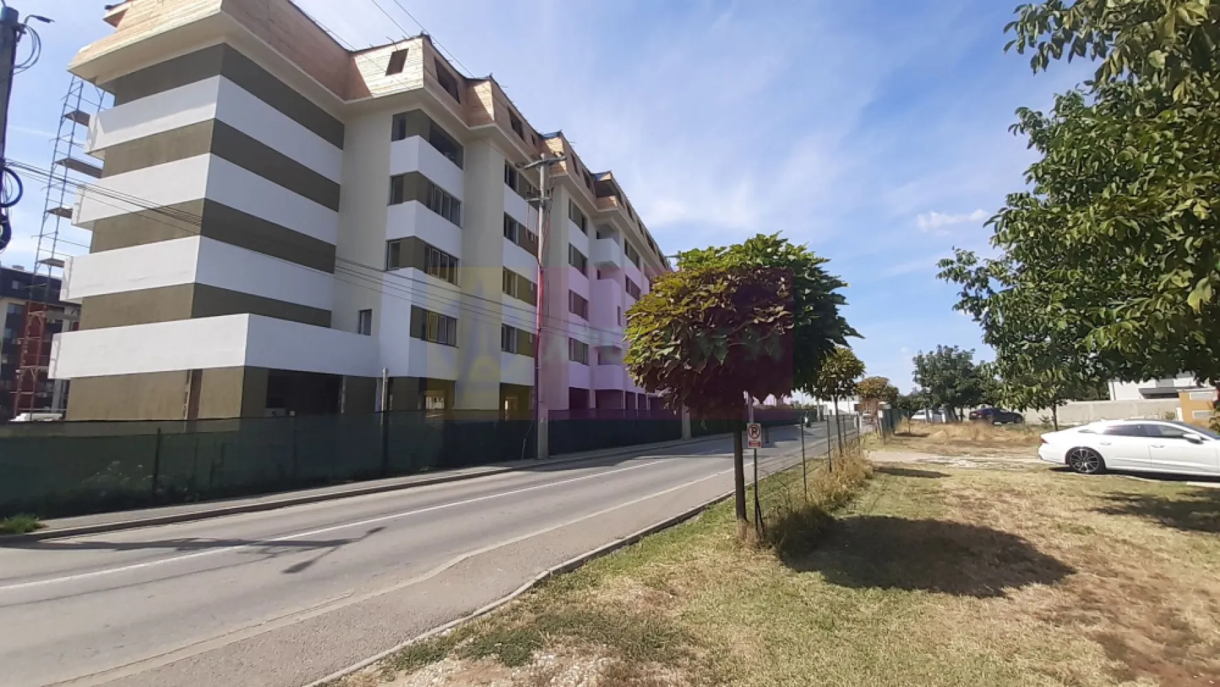 Spațiu Comercial Generos Militari Rezidence - Vă propun spre închiriere o locație nouă, un spațiu comercial în suprafață de 330 mp la parterul unui imobil situat pe strada Apeductului (una din arterele principale din Militari Rezidence) chiar unde se află stația Veseliei în proximitatea Supermarketului Penny. Spațiul este în acest moment necompartimentat, open space, beneficiază de o suprafață vitrată generoasă cu o expunere stradală de peste 20ml. Imobilul este nou, încă în faza de construcție la acest moment dar avansat și propus spre finalizare în octombrie-noiembrie 2025, structura de rezistență este asigurată de cadrele de beton armat cu zidărie din cărămidă porotherm, instalațiile sunt evident noi și în următorii 10-15 ani nu vor necesita intervenții. Imobilul beneficiază de o suprafață generoasă de teren destinată parcărilor. Este un spațiu pentru care este bine să luați opține din timp pentru a îl putea adapta nevoilor dumneavoastră, se pretează pentru Orice activitate doriți să desfășurați, proprietarii își doresc doar un angajament ferm pe o perioadă îndelungată, seriozitate și onestitate. Chiria presupune și TVA doarece proprietarul este persoană juridică. Comisionul agenției este de 50%+TVA din chiria aferentă unei luni. Pentru mai multe detalii și programarea de vizionări nu ezitați să mă contactați, Daniel, Apulum94.