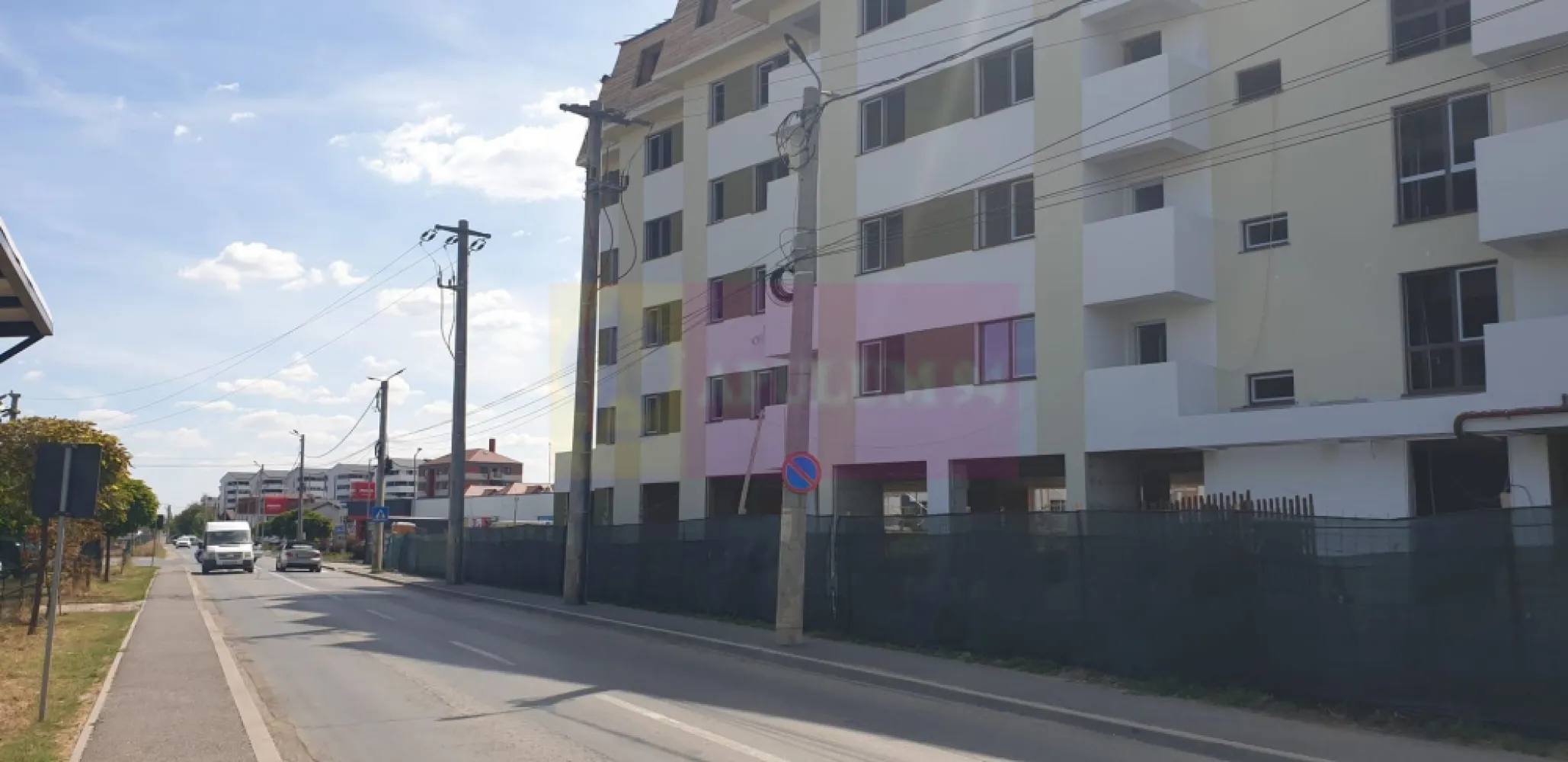 Spațiu Comercial Generos Militari Rezidence - Vă propun spre închiriere o locație nouă, un spațiu comercial în suprafață de 330 mp la parterul unui imobil situat pe strada Apeductului (una din arterele principale din Militari Rezidence) chiar unde se află stația Veseliei în proximitatea Supermarketului Penny. Spațiul este în acest moment necompartimentat, open space, beneficiază de o suprafață vitrată generoasă cu o expunere stradală de peste 20ml. Imobilul este nou, încă în faza de construcție la acest moment dar avansat și propus spre finalizare în octombrie-noiembrie 2025, structura de rezistență este asigurată de cadrele de beton armat cu zidărie din cărămidă porotherm, instalațiile sunt evident noi și în următorii 10-15 ani nu vor necesita intervenții. Imobilul beneficiază de o suprafață generoasă de teren destinată parcărilor. Este un spațiu pentru care este bine să luați opține din timp pentru a îl putea adapta nevoilor dumneavoastră, se pretează pentru Orice activitate doriți să desfășurați, proprietarii își doresc doar un angajament ferm pe o perioadă îndelungată, seriozitate și onestitate. Chiria presupune și TVA doarece proprietarul este persoană juridică. Comisionul agenției este de 50%+TVA din chiria aferentă unei luni. Pentru mai multe detalii și programarea de vizionări nu ezitați să mă contactați, Daniel, Apulum94.