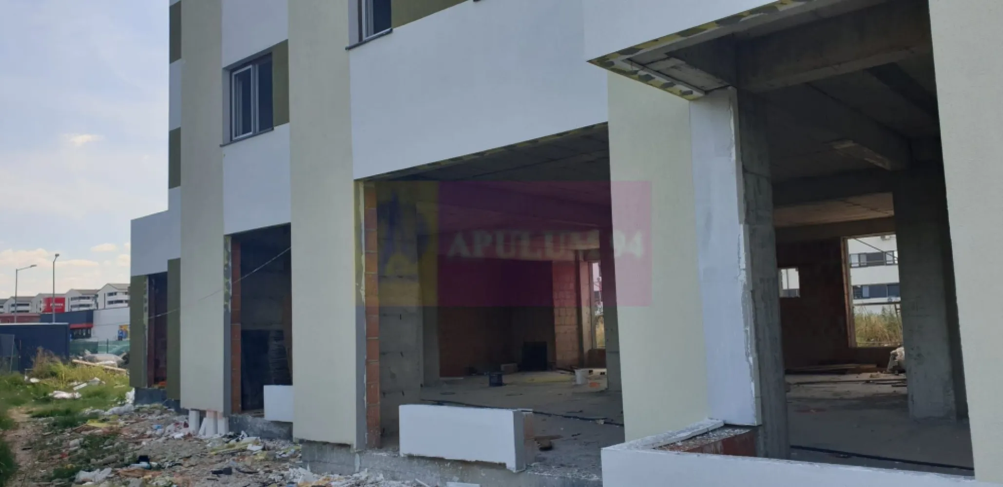 Spațiu Comercial Generos Militari Rezidence - Vă propun spre închiriere o locație nouă, un spațiu comercial în suprafață de 330 mp la parterul unui imobil situat pe strada Apeductului (una din arterele principale din Militari Rezidence) chiar unde se află stația Veseliei în proximitatea Supermarketului Penny. Spațiul este în acest moment necompartimentat, open space, beneficiază de o suprafață vitrată generoasă cu o expunere stradală de peste 20ml. Imobilul este nou, încă în faza de construcție la acest moment dar avansat și propus spre finalizare în octombrie-noiembrie 2025, structura de rezistență este asigurată de cadrele de beton armat cu zidărie din cărămidă porotherm, instalațiile sunt evident noi și în următorii 10-15 ani nu vor necesita intervenții. Imobilul beneficiază de o suprafață generoasă de teren destinată parcărilor. Este un spațiu pentru care este bine să luați opține din timp pentru a îl putea adapta nevoilor dumneavoastră, se pretează pentru Orice activitate doriți să desfășurați, proprietarii își doresc doar un angajament ferm pe o perioadă îndelungată, seriozitate și onestitate. Chiria presupune și TVA doarece proprietarul este persoană juridică. Comisionul agenției este de 50%+TVA din chiria aferentă unei luni. Pentru mai multe detalii și programarea de vizionări nu ezitați să mă contactați, Daniel, Apulum94.