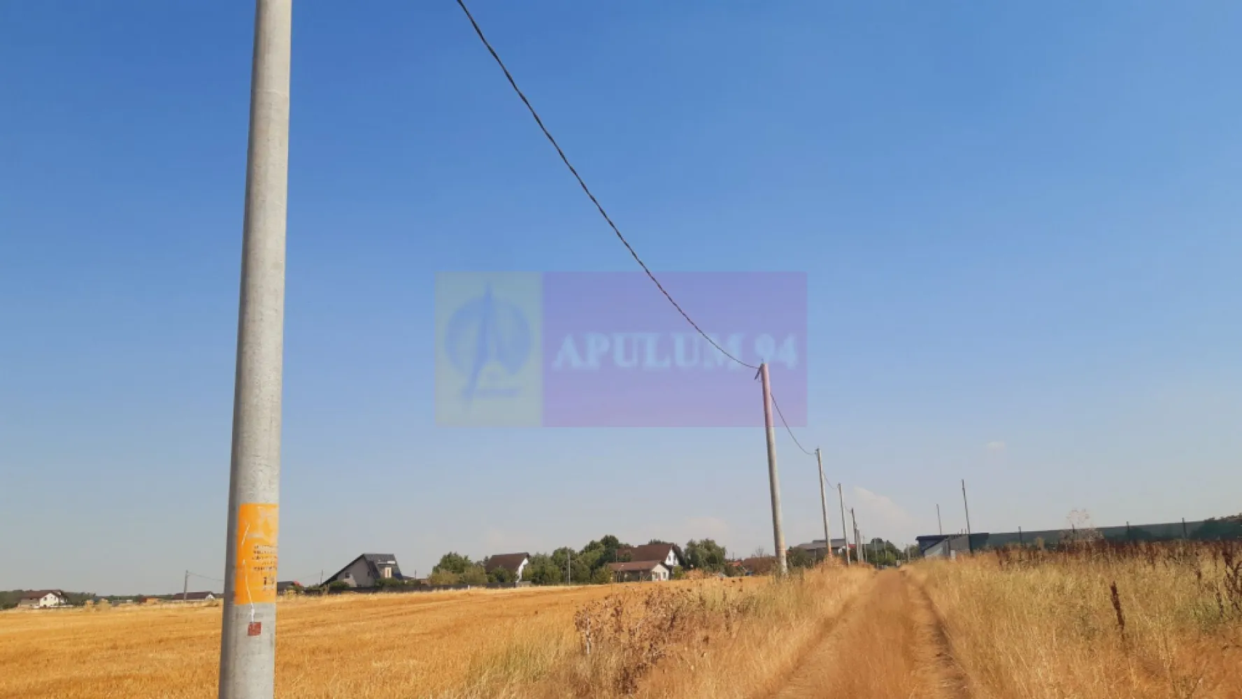 Teren pentru casă/case în Brănești pe strada Toporași - Apulum94 vă ropune spre cumpărare un teren de 2000 de metri pătrați situat în localitatea Brănești pe strada Toporași. Terenul este intravilan și avem certificat de urbanism valabil. Zona în care se află terenul este gândită ca o zonă de extindere a comunității locale și cei care locuiesc deja pe stradă beneficiază de toate utilitățile (apă, canal, curent, gaz, cablu, internet) la limita terenului avem stâlpii de curent iar restul utiităților sunt la aropximativ 150ml de teren. Frontul stradal de aproximativ 20 de metri liniari permit și o lotizare. Terenul se vinde integral unui singur client sau unui grup de clienți. Proprietarii sunt persoane fizice, tranzacția nu presupune TVA dar se dorește perfectarea actelor de vânzare-cumpărare într-o singură etapă. Actele sunt la zi.Pentru mai multe detalii și programarea de vizionări nu ezitați să mă conatactați, Daniel, Apulum94. Facilităm și achiziționarea prin credit ipotecar prin intermediul partenerilor, agenția imobiliară percepe un comision de 3% din prețul de tranzacționare și la vizionare se semnează contract de prestări servicii.