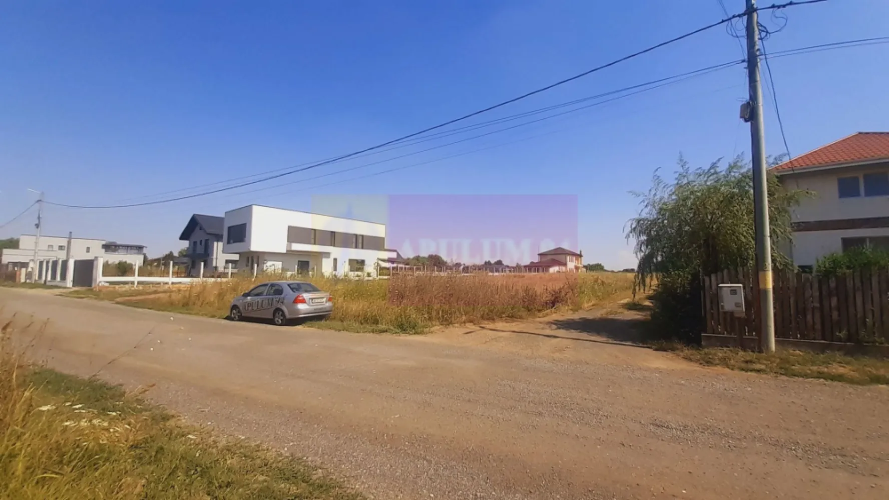Teren foarte bun pentru mai multe case în Brănești - Apulum94 vă propune spre cumpărare un teren în suprafață de 4715 mp situat în localitatea Brănești, pe strada Brazi, spre zona de pădure, o stradă cu toate utilitățile (apă, gaz, curent, canalizare, internet, cablu). Terenul este situat între case și pe spate se învecinează cu Stadionul Cătălin Hâldan. Accesul în zonă este facil, cu ajutorul A2 se ajunge la teren în 25 de minute de la Rond Alba Iulia. Zona este foarte bună, pe stradă sunt doar construcții noi și frumoase iar prezența utilităților denotă interesul autorităților locale pentru crearea unei comunități frumoase. La mică distanță de teren este giratoriul unde se află Liceul Teoretic Traian Lalescu, Raiffasen Bank și mai multe centre comerciale, zona fiind bine deservită de mijloace de transport și servicii în general. Noi îl vedem propice pentru o dezvoltare rezidențială, câteva case frumoase pot fi construite pe acest teren. Regimul de înălțime al contrucțiilor învecinate este de P+1 și P+1+M, se poate și P+2 dar implică evident o investiție mai mare, procentul de ocupare al terenului este între 35 și 45% iar Coeficientul de utilizare în jur de 1. Costurile cu branșamentele la utilități sunt decente deoarece le avem pe toate, strada Brazi a fost fost deja branșată la toate utilitățile și în scurt timp va fi asfaltată. Terenul este compact și proprietarii sunt persoane fizice. Pentru mai multe detalii și programarea de vizionări nu ezitați să mă conatactați, Daniel, Apulum94. Facilităm și achiziționarea prin credit ipotecar prin intermediul partenerilor, agenția imobiliară percepe un comision de 3% din prețul de tranzacționare și la vizionare se semnează contract de prestări servicii.