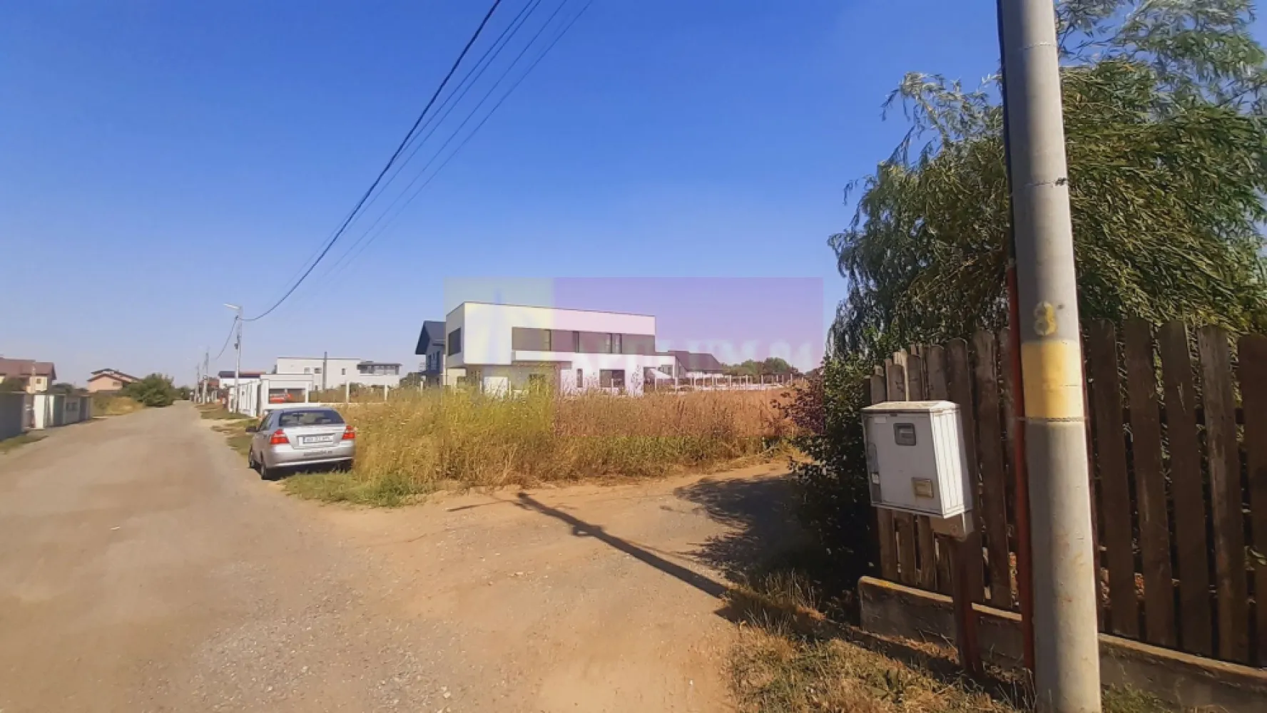 Teren foarte bun pentru mai multe case în Brănești - Apulum94 vă propune spre cumpărare un teren în suprafață de 4715 mp situat în localitatea Brănești, pe strada Brazi, spre zona de pădure, o stradă cu toate utilitățile (apă, gaz, curent, canalizare, internet, cablu). Terenul este situat între case și pe spate se învecinează cu Stadionul Cătălin Hâldan. Accesul în zonă este facil, cu ajutorul A2 se ajunge la teren în 25 de minute de la Rond Alba Iulia. Zona este foarte bună, pe stradă sunt doar construcții noi și frumoase iar prezența utilităților denotă interesul autorităților locale pentru crearea unei comunități frumoase. La mică distanță de teren este giratoriul unde se află Liceul Teoretic Traian Lalescu, Raiffasen Bank și mai multe centre comerciale, zona fiind bine deservită de mijloace de transport și servicii în general. Noi îl vedem propice pentru o dezvoltare rezidențială, câteva case frumoase pot fi construite pe acest teren. Regimul de înălțime al contrucțiilor învecinate este de P+1 și P+1+M, se poate și P+2 dar implică evident o investiție mai mare, procentul de ocupare al terenului este între 35 și 45% iar Coeficientul de utilizare în jur de 1. Costurile cu branșamentele la utilități sunt decente deoarece le avem pe toate, strada Brazi a fost fost deja branșată la toate utilitățile și în scurt timp va fi asfaltată. Terenul este compact și proprietarii sunt persoane fizice. Pentru mai multe detalii și programarea de vizionări nu ezitați să mă conatactați, Daniel, Apulum94. Facilităm și achiziționarea prin credit ipotecar prin intermediul partenerilor, agenția imobiliară percepe un comision de 3% din prețul de tranzacționare și la vizionare se semnează contract de prestări servicii.
