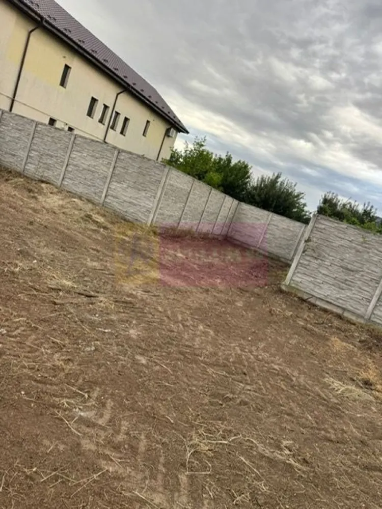 Teren Domnesti- strada Fortului. - Compania imobiliara Apulum 94 va propune un teren situat in zona Domnesti- straa Fortului, in apropiere de strada principala Tudor Vladimirescu.
Terenul are deschidere la un drum de servitute. 
Pe teren este un put, iar in fata terenului sunt gazele si curentul.
Pentru vizionare si mai multe detalii nu ezitati sa ma contactati pe nr 073368446- Laura Ionescu.