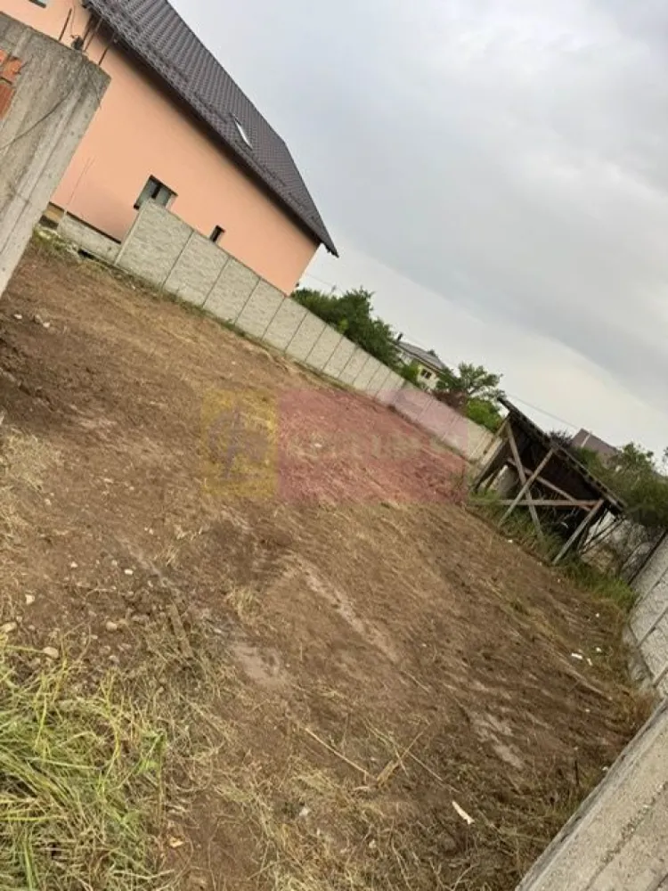 Teren Domnesti- strada Fortului. - Compania imobiliara Apulum 94 va propune un teren situat in zona Domnesti- straa Fortului, in apropiere de strada principala Tudor Vladimirescu.
Terenul are deschidere la un drum de servitute. 
Pe teren este un put, iar in fata terenului sunt gazele si curentul.
Pentru vizionare si mai multe detalii nu ezitati sa ma contactati pe nr 073368446- Laura Ionescu.