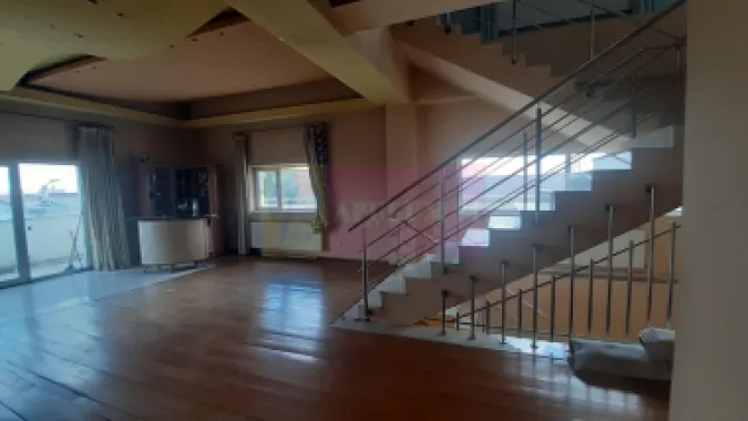 Două Etaje în Vilă în zona Voluntari de Închiriat