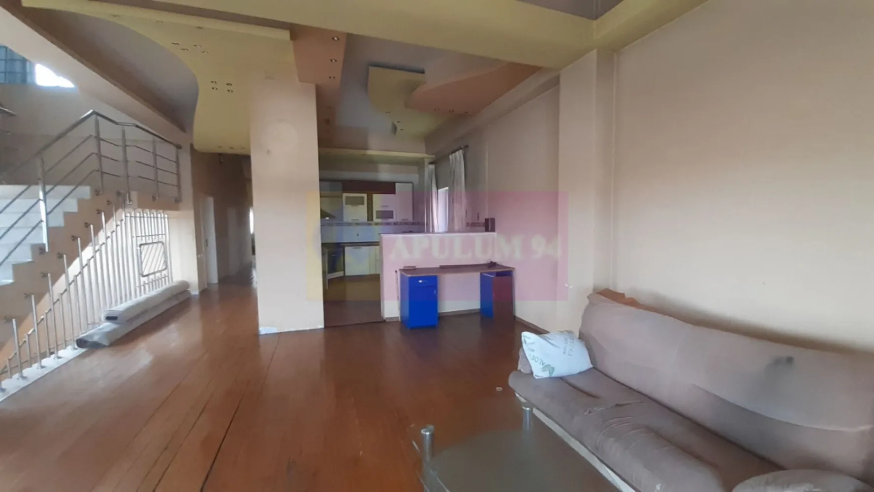 Două Etaje în Vilă în zona Voluntari de Închiriat - Apulum94 vă propune spre închiriere două nivele ale unui imobil deosebit situat în Voluntari în spatele Primăriei, la nici 200 de metri de Centrul Sportiv Gabriela Szabo. Imobilul vă oferă incăperi spațioase. Etajul întâi este un apartament cu 4 camere, 3 dormitoare mari și un living spațios de peste 60mp cu bucătărie deschisă, bucătărie mobilată și utilată. Dormitoarele de la acest etaj sunt mari, două dintre ele au acces și la balcon, pe nivel existând două balcoane, unul cu acces din living, de peste 30mp și altul de aproximativ 20mp la care au acces dormitoarele, totul impecabil ca și compartimentare, baia de la acest nivel fiind de peste 10mp cu fereastră, cu bideu, cabină de duș cu hidromasaj. La etajul 2 avem alte 2 dormitoare și un open space de aproximativ 100mp cu două zone de socializare despărțite de baie și bucătărie, o altă bucătărie mobilată și utilată. Și la etajul doi beneficiem de acces la un balcon frumos cu o lățime ce permite socializarea, lățime pe care o regăsim și la balcoanele de la etajul 1. Tot de la etajul 2 avem acces și la podul mansardabil care poate fi folosit pentru crearea unei zone de hobby sau pentru depozitare. Imobilul este spectaculos prin compartimentare și evident prin mărime, este o casă mare ideală pentru o familie numeroasă, cele 5 dormitoare, cu două living-uri de peste 50mp cu două bucătării mobilate și utilate, câte una pe fiecare etaj, permițând coabitarea a mai mult de 8 persoane în condiții mai mult decât decente. Avem însă și o situație care este bine de știut înainte de a face o vizită la imobil - Centrala termică care asigura confortul termic și apa caldă nu mai funcționează, cei doi coproprietari nu doresc să investească în montarea de centrale noi și dacă vă vedeți ca și viitori chiriași ai imobilului luați în calcul și aceste costuri, dacă veți monta centrala care să asigure confortul termic aceste costuri se vor deduce din chirie pe parcursul șederii dumneavoastră la imobil. Pentru mai multe detalii și programarea de vizionări nu ezitați să mă contactați, Daniel, Apulum94. La vizionare se semnează contract de vizionare iar dacă veți închiria imobilul comisionul practicat de agenție este de 50% din valoarea unei chirii lunare + TVA.