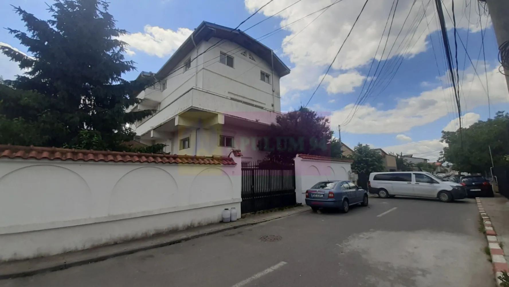 Vilă Mare în Voluntari - Apulum94 vă propune spre cumpărare un imobil deosebit situat în Voluntari în spatele Primăriei, la nici 200 de metri de Centrul Sportiv Gabriela Szabo. Imobilul beneficiază de toate utilitățile și vă oferă incăperi spațioase. Pe partea de parter avem un salon de aproximativ 200mp cu o înălțime de 6,2ml , salon care în acest moment este folosit ca și hală pentru depozitare, putând fi ușor transformat chiar și în hale de producție pentru activități nepoluante. Parterul impresionează prin înălțime și poate fi ușor transformat în orice va dori noul proprietar. Pardosela de la parter este un mozaic venețian, pardoseală în care datorită destinației actuale s-a instalat și un sistem de scurgere pentru a se întreține ușor curățenia. Etajul întâi este un apartament cu 4 camere, 3 dormitoare mari și un living spațios de peste 60mp cu bucătărie deschisă, bucătărie mobilată și utilată. Dormitoarele de la acest etaj sunt mari, două dintre ele au acces și la balcon, pe nivel existând două balcoane, unul cu acces din living, de peste 30mp și altul de aproximativ 20mp la care au acces dormitoarele, totul impecabil ca și compartimentare, baia de la acest nivel fiind de peste 10mp cu fereastră, cu bideu, cabină de duș cu hidromasaj. La etajul 2 avem alte 2 dormitoare și un open space de aproximativ 100mp cu două zone de socializare despărțite de baie și bucătărie, o altă bucătărie mobilată și utilată. Și la etajul doi beneficiem de acces la balcon, avem un balcon frumos cu o lățime ce permite socializarea, lățime pe care o regăsim și la balcoanele de la etajul 1. Tot de la etajul 2 avem acces și la podul mansardabil care poate fi folosit pentru crearea unei zone de hobby sau pentru depozitare. Casa beneficiază și de un teren de peste 800mp, curtea liberă fiind în spatele casei și necesită amenajare, deasemenea pe partea de finisaje sunt necesare actualizări. Imobilul este spectaculos prin compartimentare și evident prin mărime, este o casă mare ideală pentru o familie numeroasă, cele 5 dormitoare, cu două living-uri de peste 50mp cu două bucătării mobilate și utilate, câte una pe fiecare etaj, permițând coabitarea a mai mult de 8 persoane în condiții mai mult decât decente. Pentru mai multe detalii și programarea de vizionări nu ezitați să mă conatactați, Daniel, Apulum94. Facilităm și achiziționarea prin credit ipotecar prin intermediul partenerilor, agenția imobiliară percepe un comision de 3% din prețul de tranzacționare și la vizionare se semnează contract de prestări servicii.