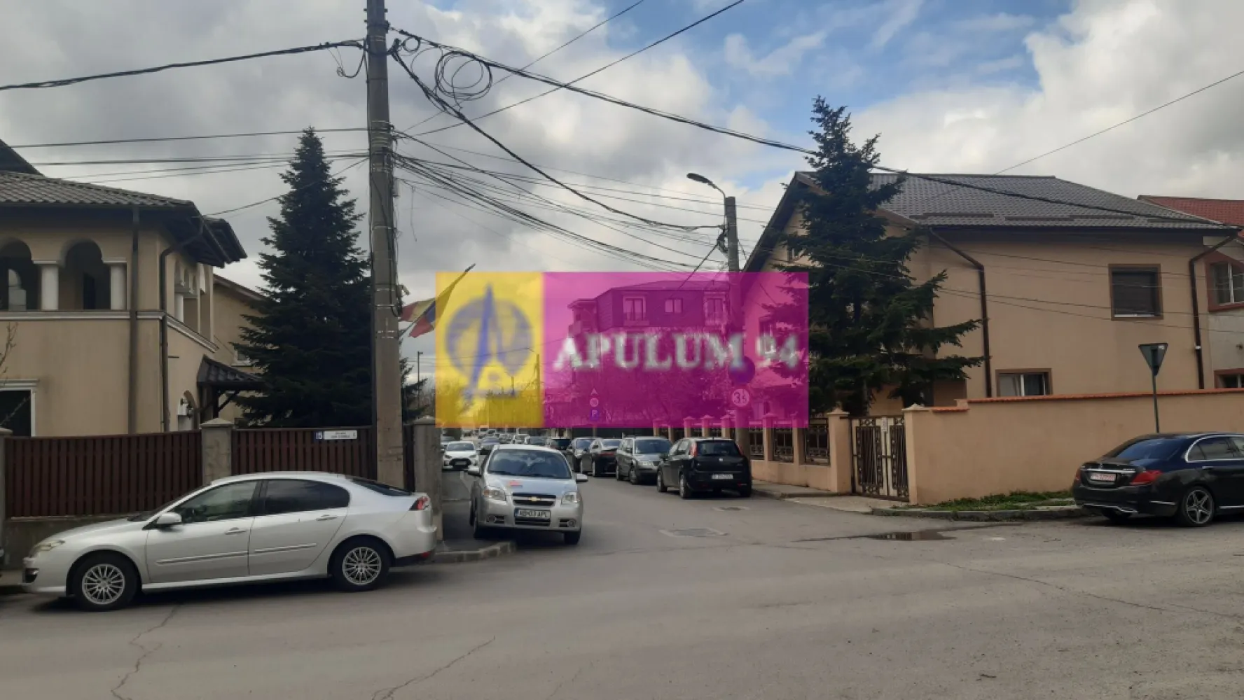 Teren pentru dezvoltare proiect case-vile în București - Am plăcerea să vă propun spre cumpărare un teren propice pentru a dezvolta un proiect de case-vile în București. Terenul este situat în Sectorul 5, în plan secund față de Șoseaua Alexandriei, are un front stradal de 20ml la o stradă asfaltată și se poate branșa ușor la Curent Electric, Apă, Canalizare, gaz, internet și cablu tv. Locația este în apropiere de Centrele Comerciale Lidl și Carrefour Alexandriei (fost Cora) dar și de mijloace de transport (autobuze și tramvaie). Terenul are o suprafață totală de 2950 mp și prețul este de doar 160 euro/mp, un preț decent pentru un teren situat în București, într-o zonă de case vile, stradă asfaltată cu utilități prezente. Proprietari aici avem persoane fizice. Pentru mai multe detalii și programarea de vizionări nu ezitați să mă conatactați, Daniel, Apulum94. Facilităm și achiziționarea prin credit ipotecar prin intermediul partenerilor, agenția imobiliară percepe un comision de 3% din prețul de tranzacționare și la vizionare se semnează contract de prestări servicii.