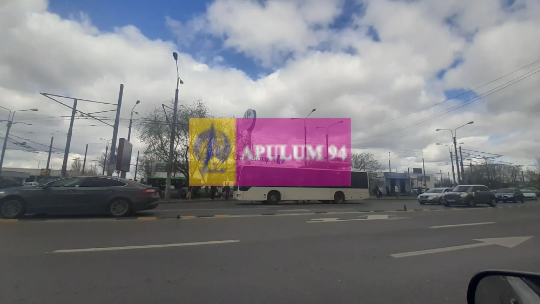 Teren pentru dezvoltare proiect case-vile în București - Am plăcerea să vă propun spre cumpărare un teren propice pentru a dezvolta un proiect de case-vile în București. Terenul este situat în Sectorul 5, în plan secund față de Șoseaua Alexandriei, are un front stradal de 20ml la o stradă asfaltată și se poate branșa ușor la Curent Electric, Apă, Canalizare, gaz, internet și cablu tv. Locația este în apropiere de Centrele Comerciale Lidl și Carrefour Alexandriei (fost Cora) dar și de mijloace de transport (autobuze și tramvaie). Terenul are o suprafață totală de 2950 mp și prețul este de doar 160 euro/mp, un preț decent pentru un teren situat în București, într-o zonă de case vile, stradă asfaltată cu utilități prezente. Proprietari aici avem persoane fizice. Pentru mai multe detalii și programarea de vizionări nu ezitați să mă conatactați, Daniel, Apulum94. Facilităm și achiziționarea prin credit ipotecar prin intermediul partenerilor, agenția imobiliară percepe un comision de 3% din prețul de tranzacționare și la vizionare se semnează contract de prestări servicii.
