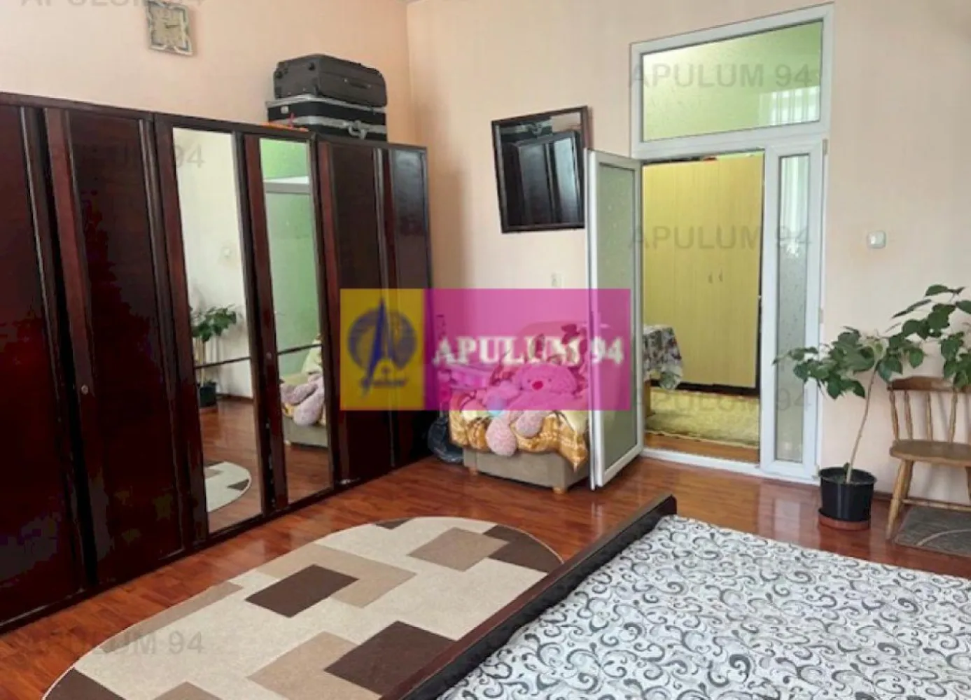 Apartament 2 camere Universitate- Magazin Cocor. - Compania imobiliara Apulum 94 va propune un apartament de 2 camere situat intr-o zona ultracentrala a capitalei, respectiv Universitate- magazin Cocor. 
Imobilul este din 1910 si are U2.
Apartamentul este la etajul 2 din P+2+M, are 53 mp utili, la care se adauga o pivnita de 16 mp.Vederea este mixta, fata-spate.
Are termopan, gresie, faianta, parchet, dar nu sunt recente.
Incalzirea este cu centrala termica pe gaze. 
Apartamentul are un potential foarte mare pentru inchiriere in regim Air bnb. 
Pentru vizionare si mai multe detalii nu ezitati sa ma contactati pe nr 0733683446- Laura Ionescu.