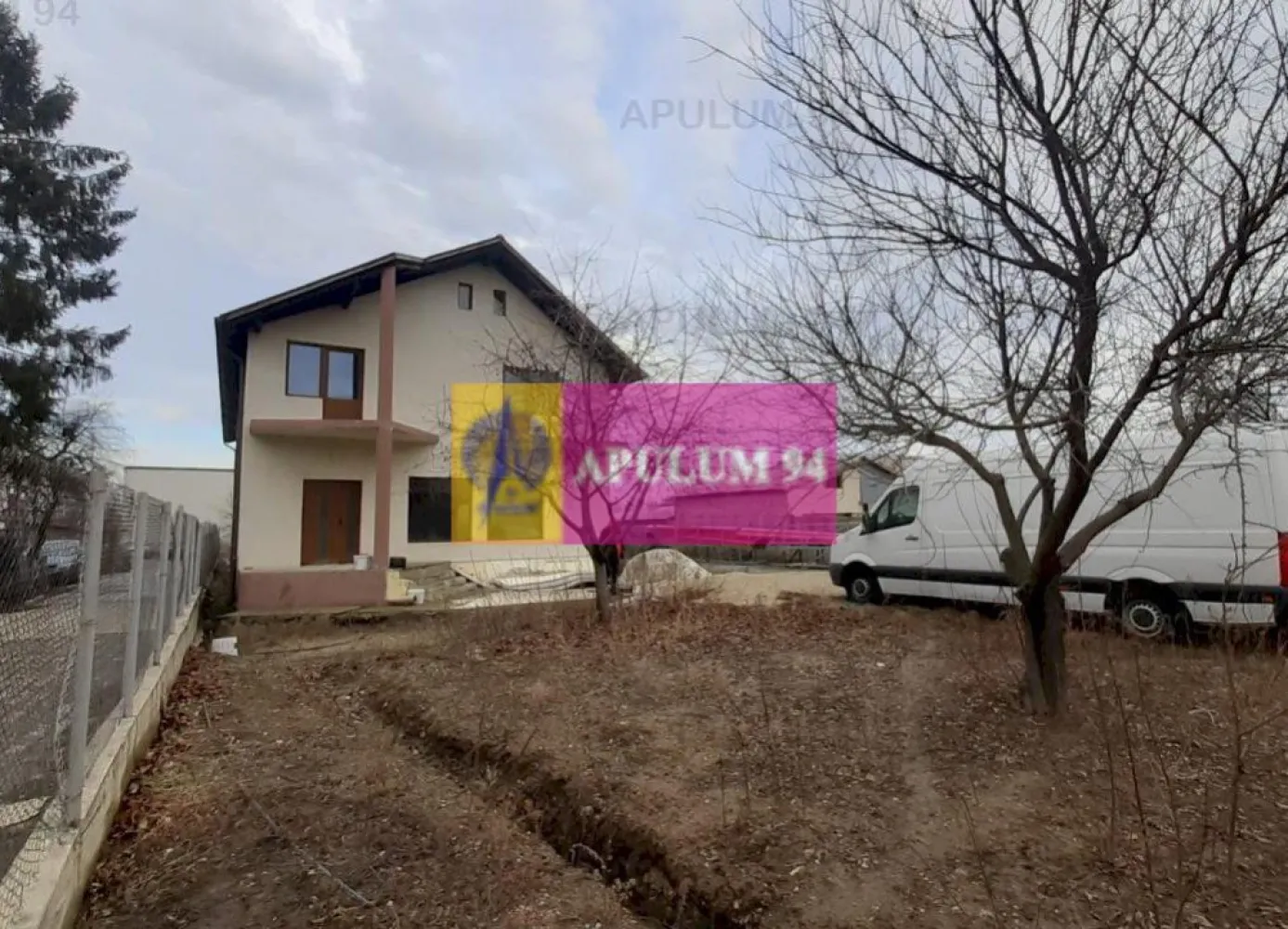 Casa spatioasa cu toate utilitatile langa Bucuresti - In inima localitatii 1 Decembrie, la nici 300ml de Primarie si literalmente la 2 pasi de magazinul La 2 pasi, cu scoala generala la nici 200 ml, Biserica la 250ml si capatul de linie al autobuzului care duce la Metrou Eroii Revolutiei la nici 2 minute mers pe jos, avem o casa mare si frumoasa, tip duplex, cu toate utilitatile. Casa este constructie 2007-2008, este construita din caramida porotherm, are structura de rezistenta din cadre de beton armat. Compartimentarea este placuta si practica, la parter avem zona de socializare cu un living cu dimensiune de salon de peste 45mp, cu o bucatarie foarte spatioasa de peste 20mp, deschisa ce comunica cu livingul si avem astfel un open space de peste 60mp foarte bine vitrat si luminos. tot la parter avem si grupul sanitar cu aerisire prin fereastra si spatiul tehnic pentru centrala. La etaj avem 3 dormitoare deservite de 2 grupuri sanitare, fiacere dormitor beneficiind de balcon propriu. Casa se va preda fara finisaje si cel care va cumpara isi va putea face singur dupa bunul plac finisajele.Pentru mai multe detalii și programarea de vizionări nu ezitați să mă conatactați, Daniel, Apulum94. Facilităm și achiziționarea prin credit ipotecar prin intermediul partenerilor, agenția imobiliară percepe un comision de 3% din prețul de tranzacționare și la vizionare se semnează contract de prestări servicii.