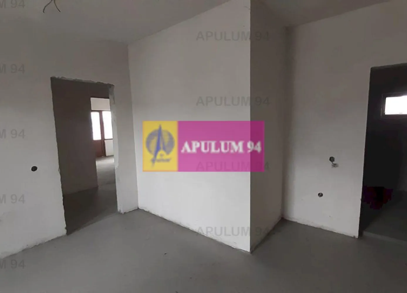 Casa spatioasa cu toate utilitatile langa Bucuresti - In inima localitatii 1 Decembrie, la nici 300ml de Primarie si literalmente la 2 pasi de magazinul La 2 pasi, cu scoala generala la nici 200 ml, Biserica la 250ml si capatul de linie al autobuzului care duce la Metrou Eroii Revolutiei la nici 2 minute mers pe jos, avem o casa mare si frumoasa, tip duplex, cu toate utilitatile. Casa este constructie 2007-2008, este construita din caramida porotherm, are structura de rezistenta din cadre de beton armat. Compartimentarea este placuta si practica, la parter avem zona de socializare cu un living cu dimensiune de salon de peste 45mp, cu o bucatarie foarte spatioasa de peste 20mp, deschisa ce comunica cu livingul si avem astfel un open space de peste 60mp foarte bine vitrat si luminos. tot la parter avem si grupul sanitar cu aerisire prin fereastra si spatiul tehnic pentru centrala. La etaj avem 3 dormitoare deservite de 2 grupuri sanitare, fiacere dormitor beneficiind de balcon propriu. Casa se va preda fara finisaje si cel care va cumpara isi va putea face singur dupa bunul plac finisajele.Pentru mai multe detalii și programarea de vizionări nu ezitați să mă conatactați, Daniel, Apulum94. Facilităm și achiziționarea prin credit ipotecar prin intermediul partenerilor, agenția imobiliară percepe un comision de 3% din prețul de tranzacționare și la vizionare se semnează contract de prestări servicii.